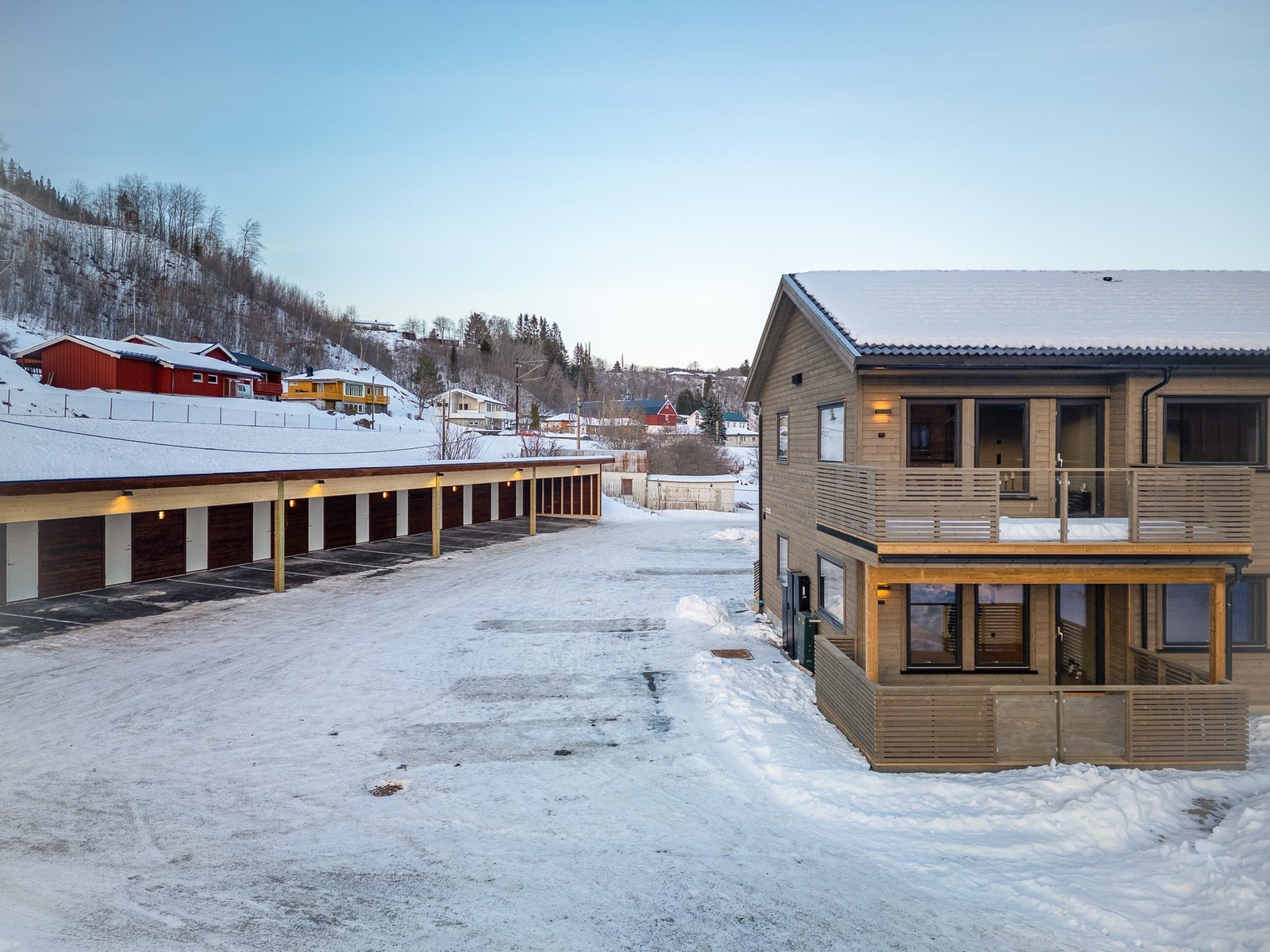 Bygget til venstre består av sameiets carporter hvor hver leilighet disponerer hver sin plass. Her ligger også den utvendige sportsboden. Galleribilde