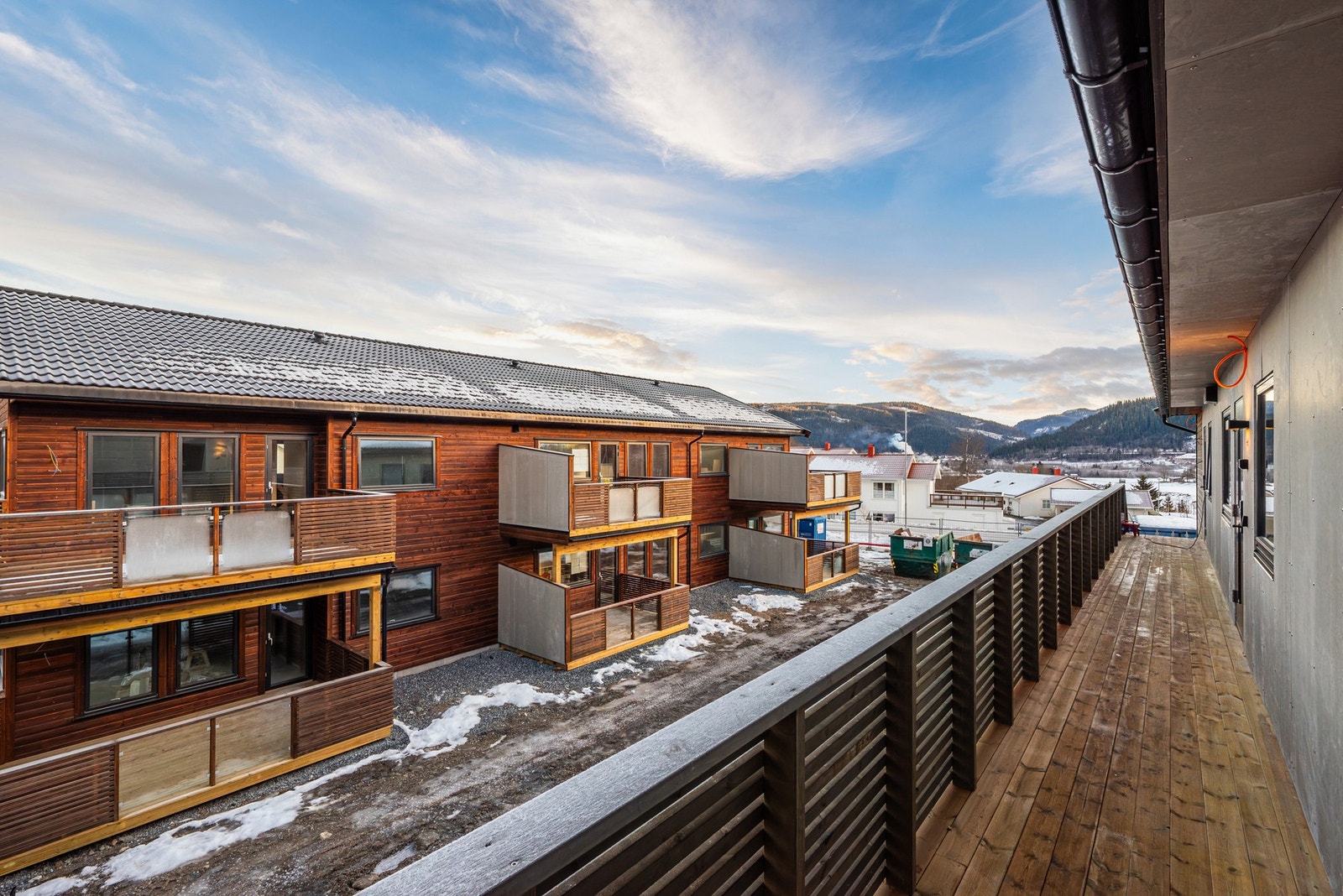 Boligens inngangsparti i 2. etasje. Ytterdørene består av en praktisk elektronisk dørlås for en tryggere og mer praktisk hverdag. Galleribilde