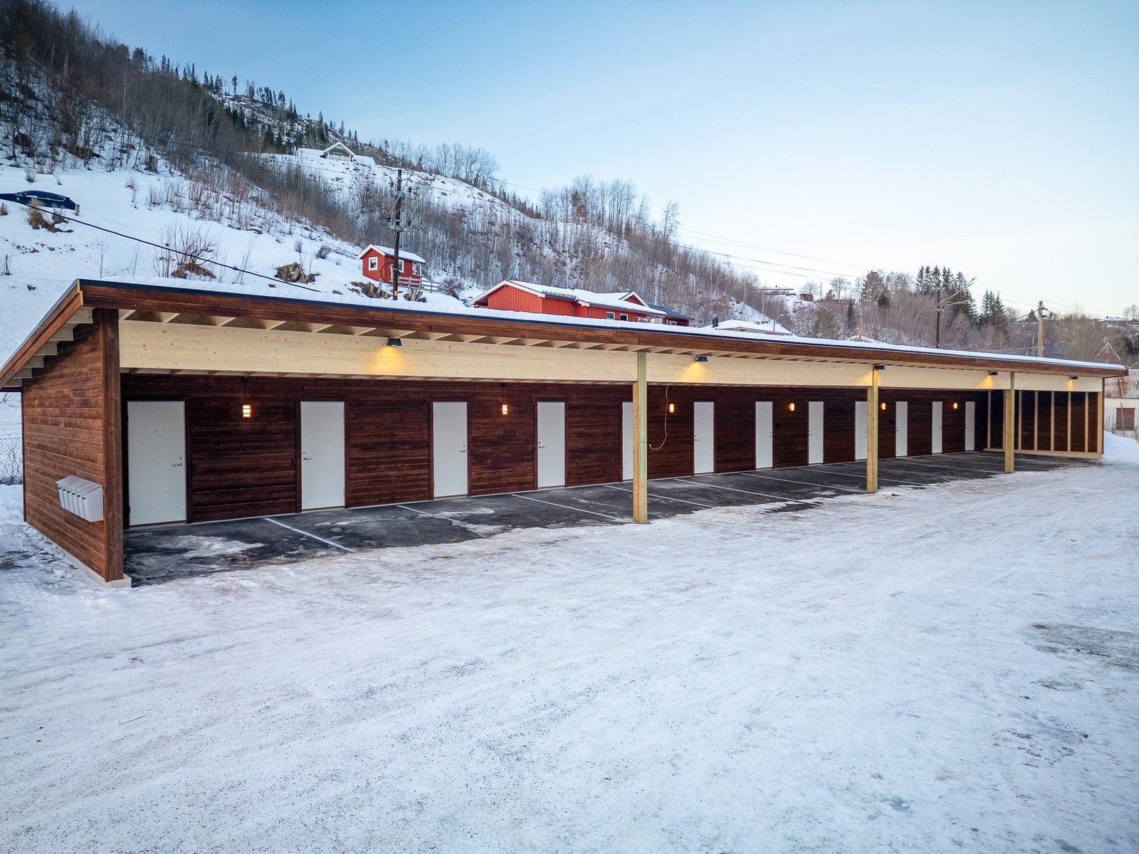 Carportene er kledd i Royal Impregnert kledning, noe som gir lavere vedlikeholdskostnader, lavere felleskostnader og lang levetid. Galleribilde