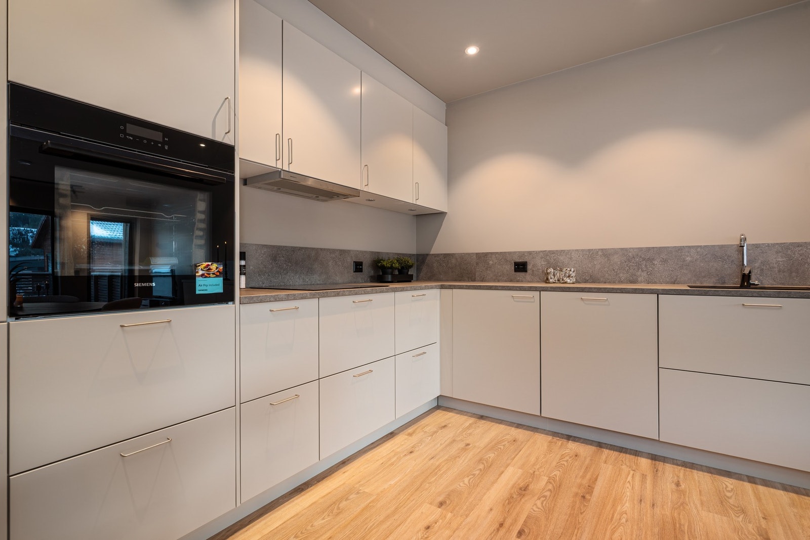 Kjøkkenet byr på mye benkeplass areal og gode oppbevarings muligheter. Hvitevarene er fra kvalitetsleverandøren Siemens. Galleribilde