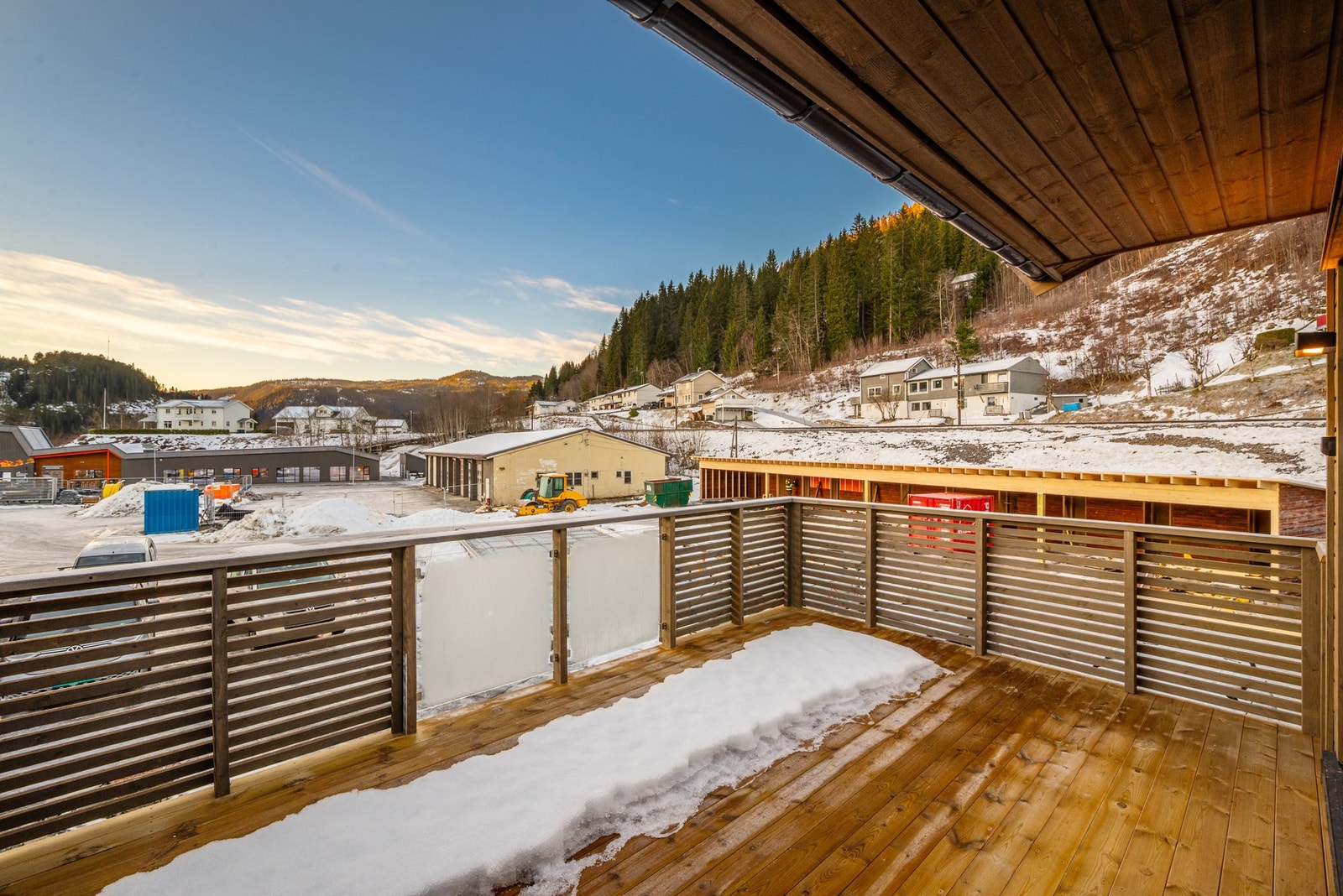 Terrassen har sørvendt beliggenhet som gir gode solforhold nesten hele dagen. Galleribilde