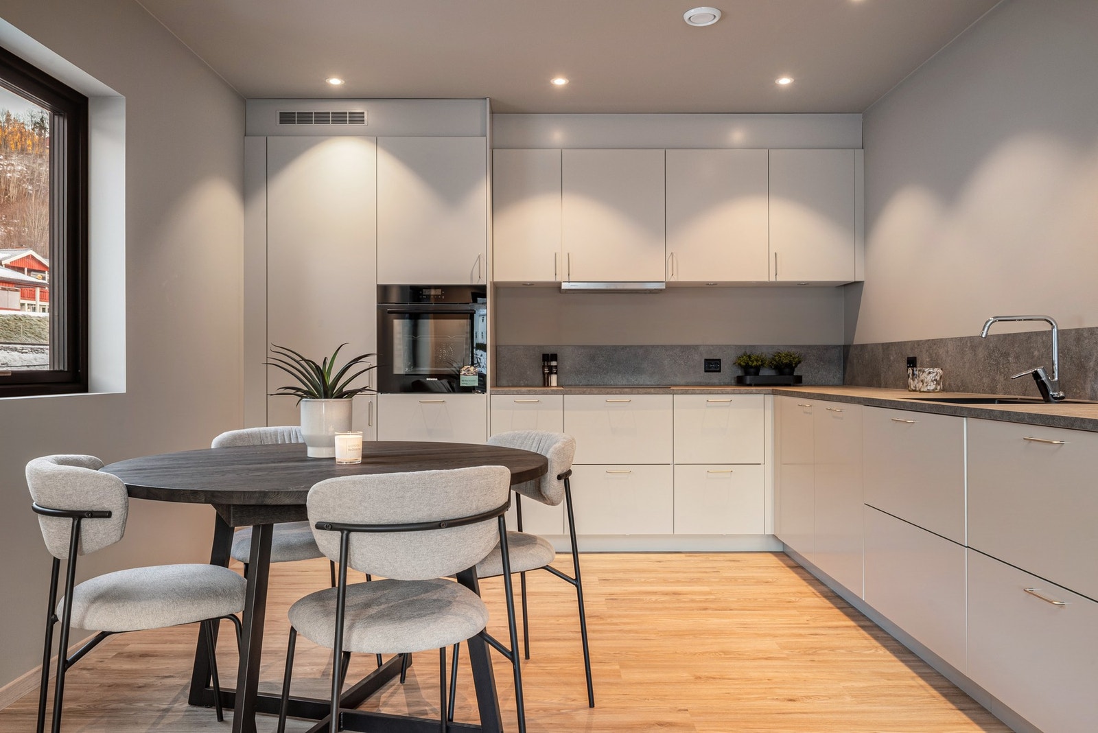 Den åpne løsningen gir gode spisebordsareal og mulighet for sosiale sammenkomster. Galleribilde