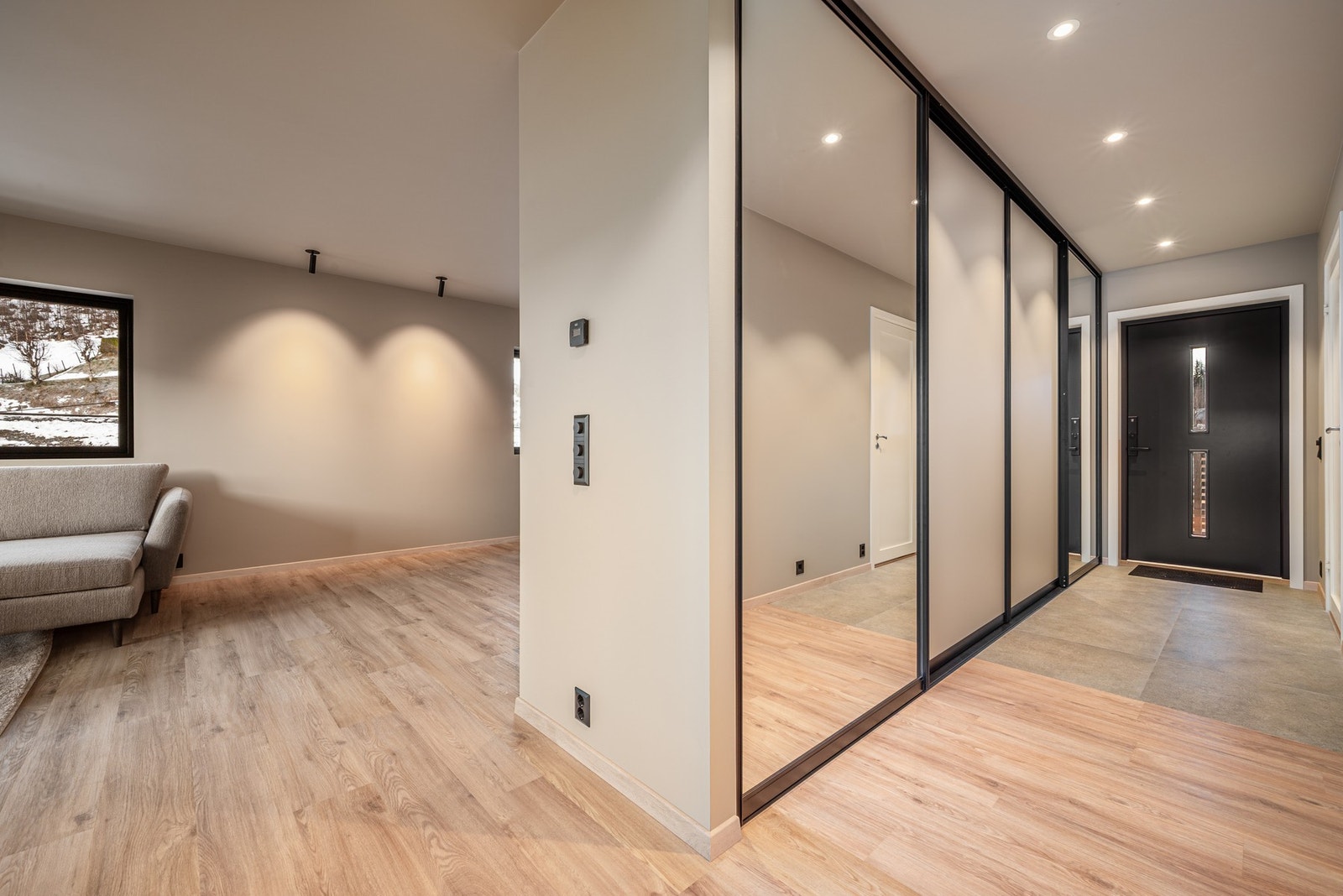 De praktiske skyvdørsgarderobene er levert av Drømmekjøkken. Galleribilde