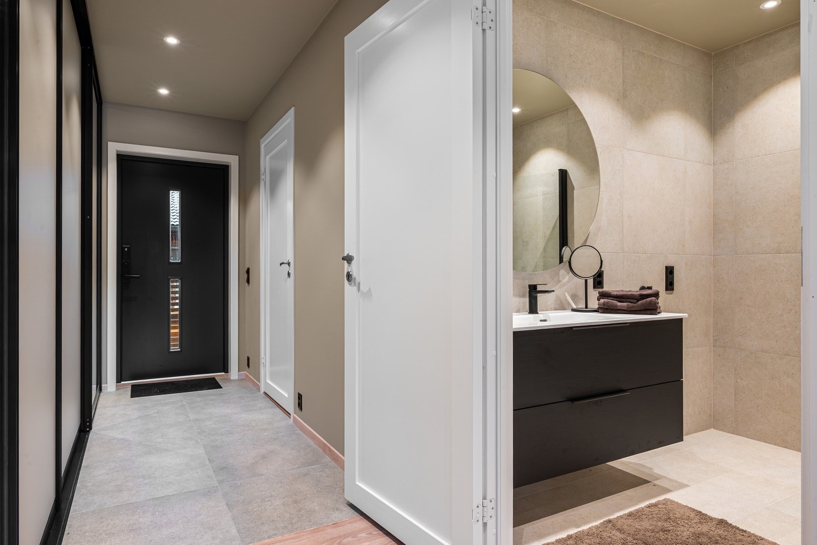 De sorte detaljene gir et gjennomført helhetsinntrykk som strekker seg gjennom hele boligen. Galleribilde