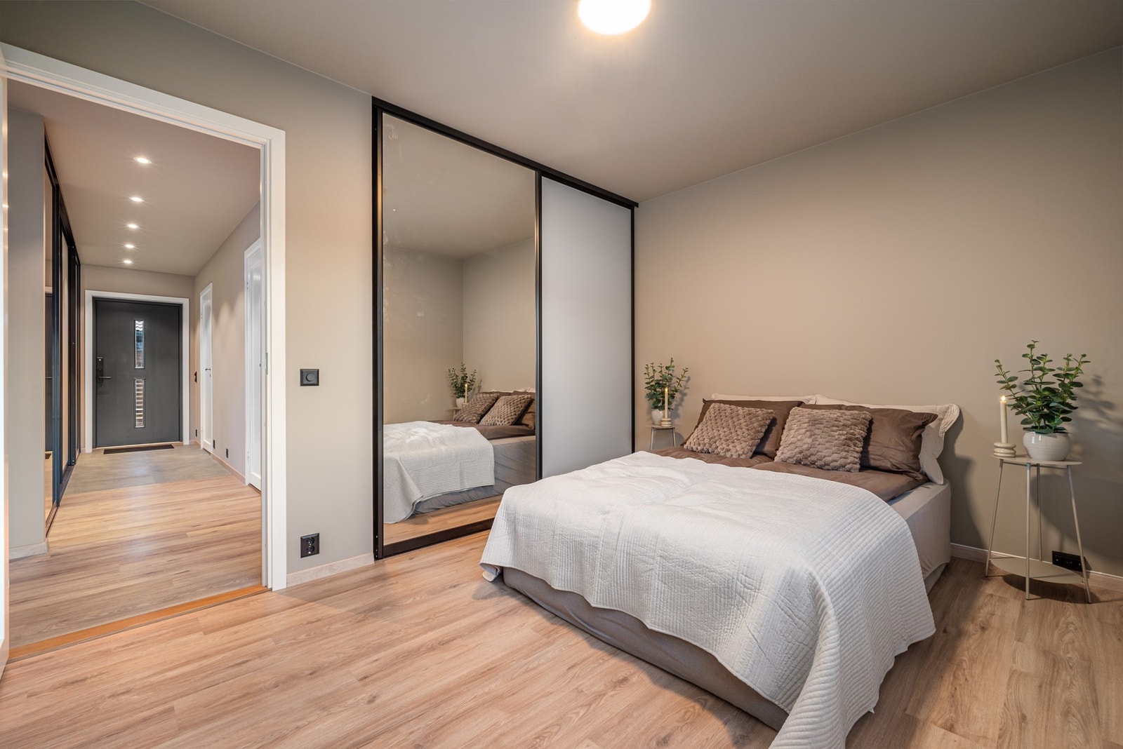 Rommet har god plass til ønsket møblement, som feks. dobbeltseng, nattbord, klesoppbevaring og skrivebord. Galleribilde