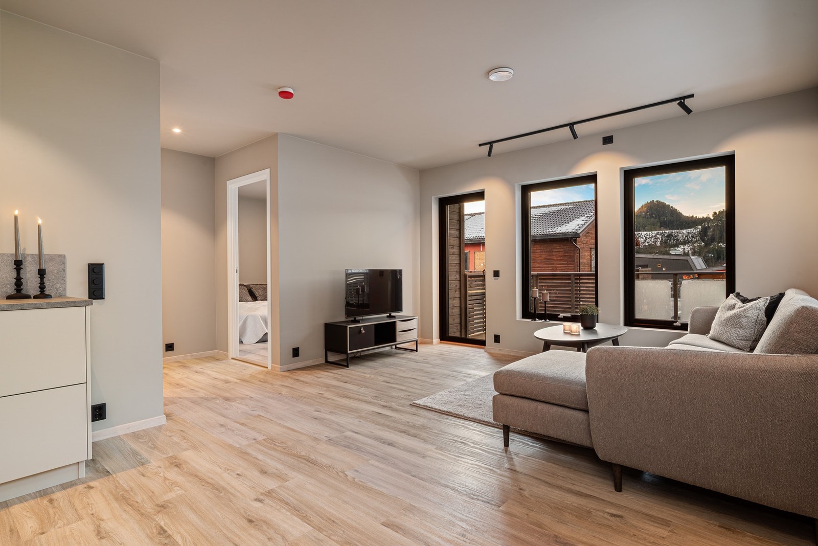 Leiligheten byr på en luftig og praktisk åpen stue-kjøkken løsning på 31,9 kvm. Galleribilde