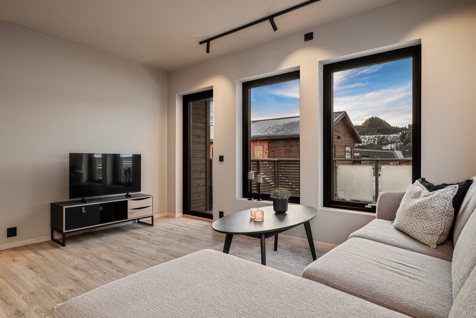 Leiligheten har en moderne belysning kombinert med dimmebare spottskinner, spotter og taklamper. Galleribilde