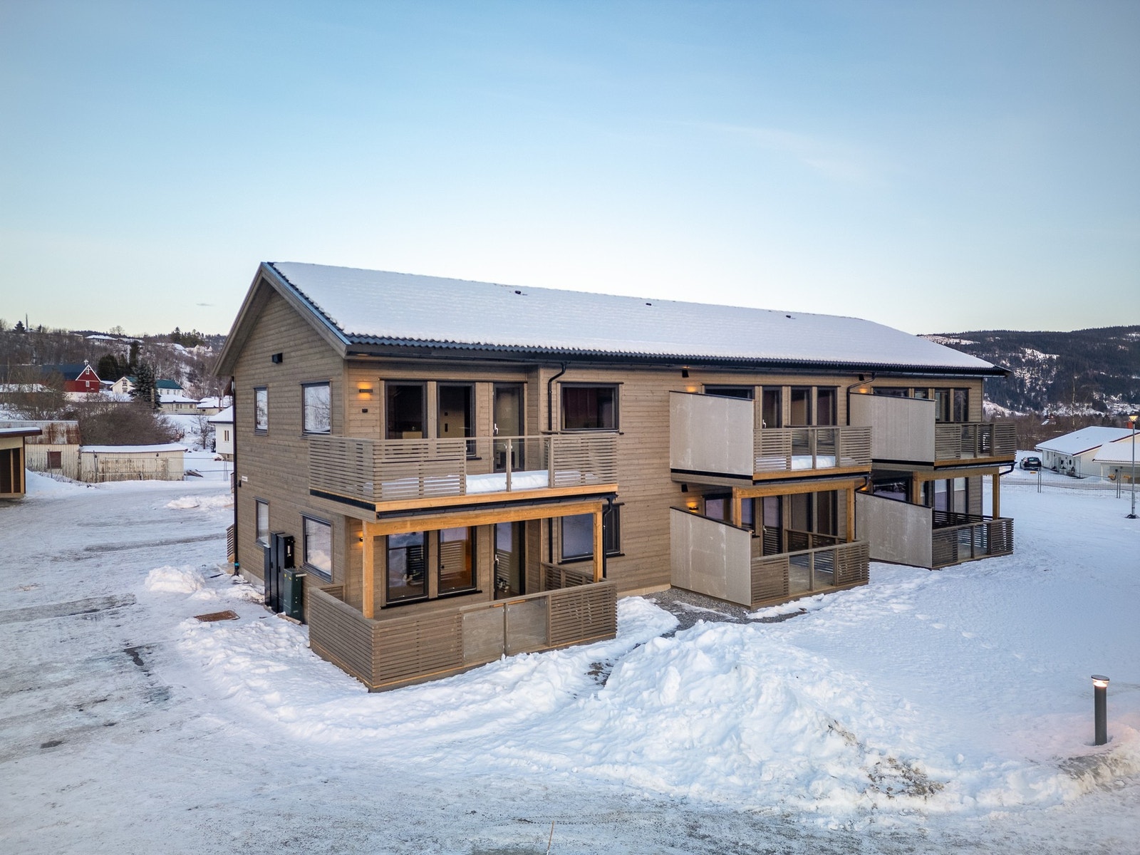 Leiligheten har hjørnebelliggenhet i 2. etasje. Galleribilde