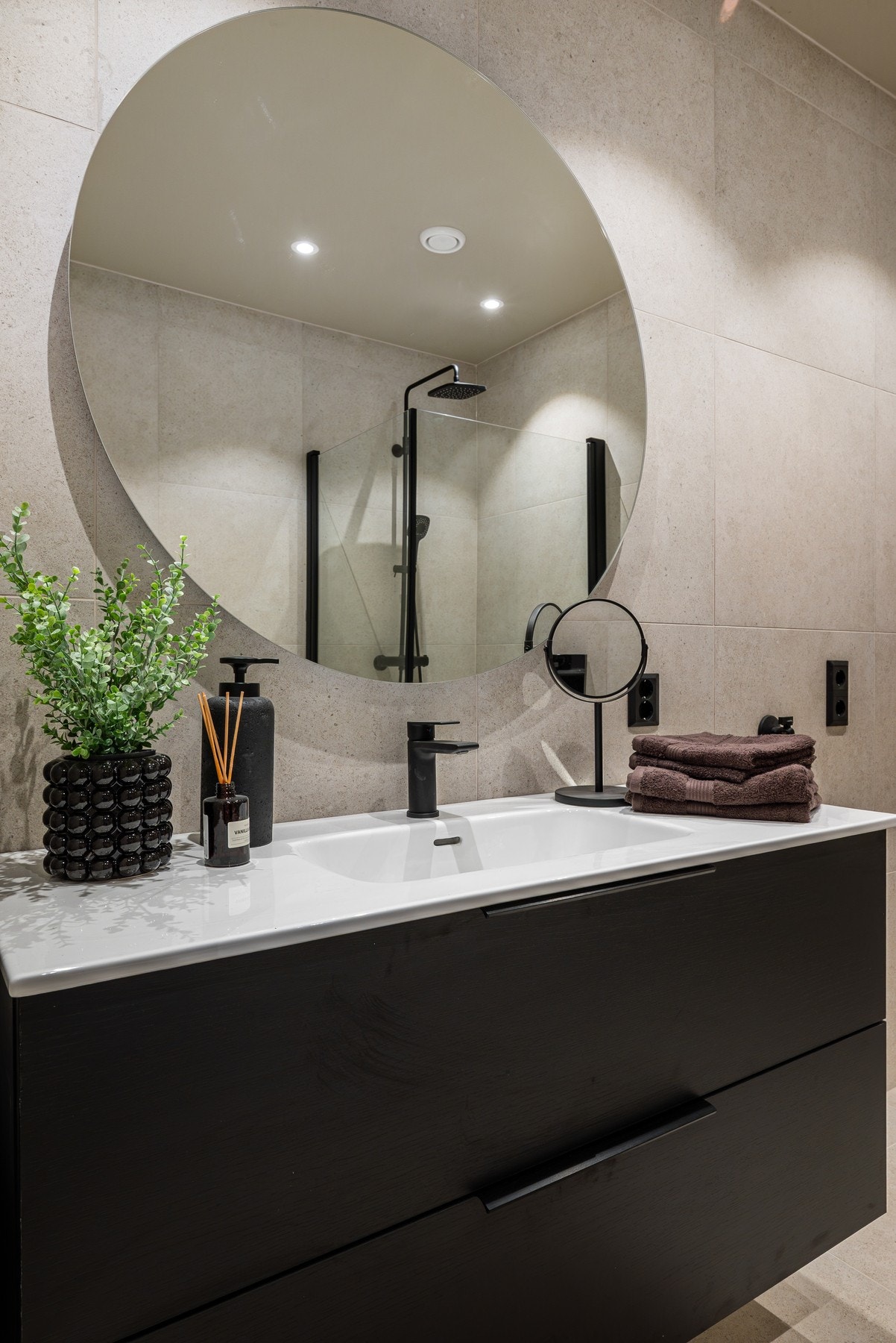 Stor og praktisk baderomsinnredning på 120 cm gir rikelig med lagringsplass. Galleribilde