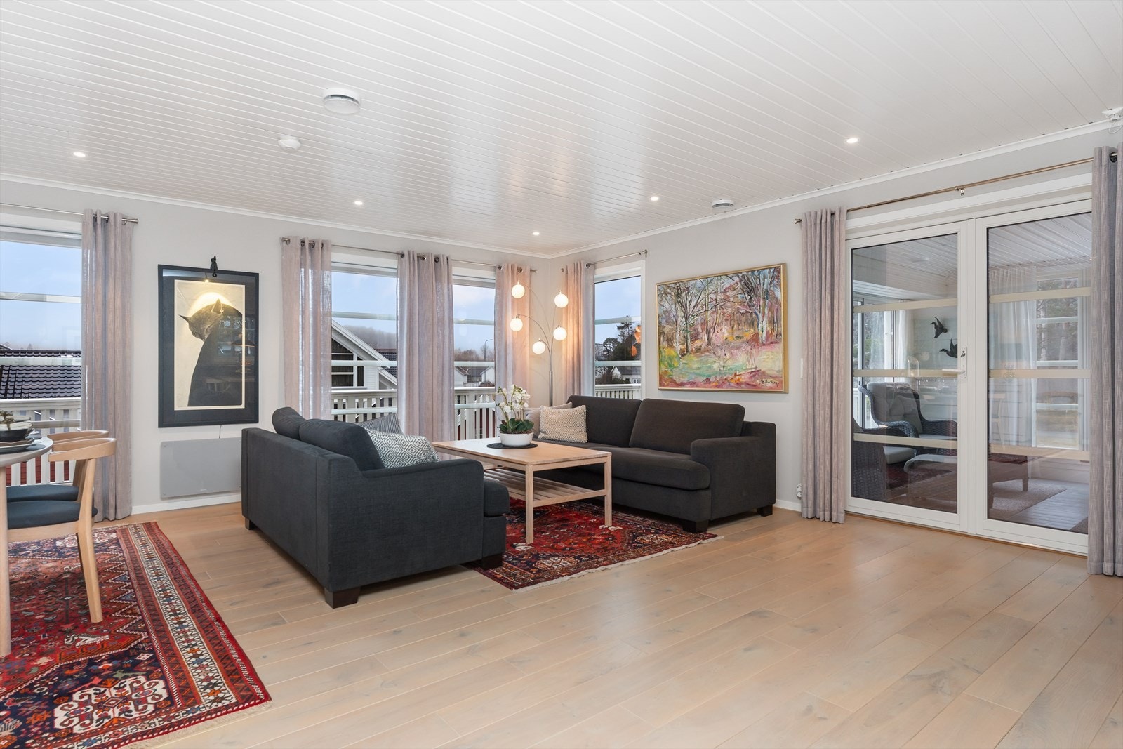 I stuen er det plass til mange, samt utgang til hagestue Galleribilde