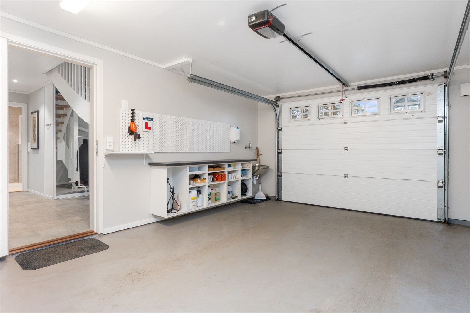 Direkte utgang til garasje og båthus hvor man kan gå tørrskodd Galleribilde