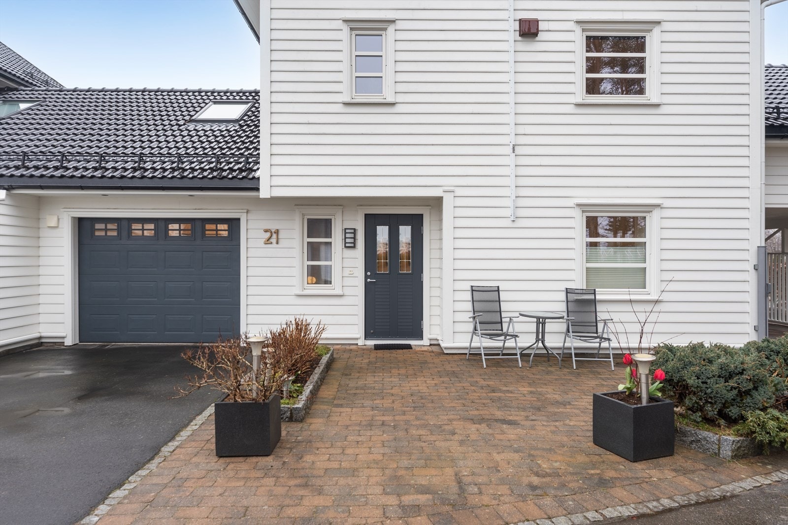 Tilhørende garasje og carport Galleribilde