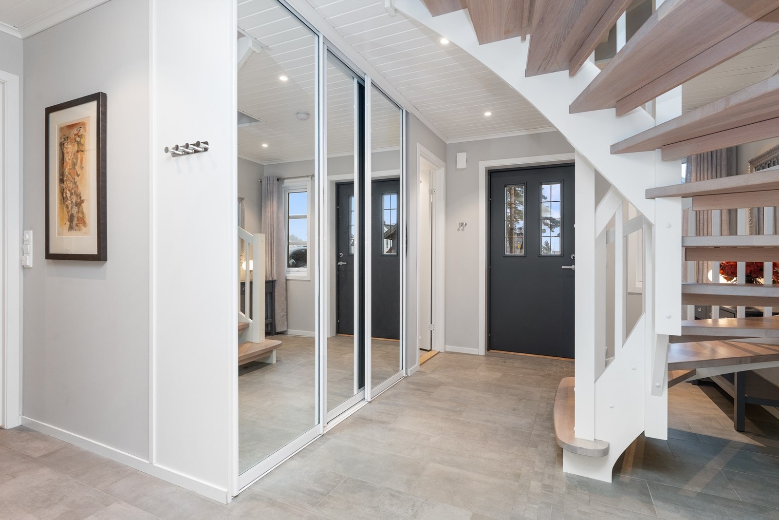 Hjertelig velkommen inn i flislagt gang med god garderobeplass Galleribilde