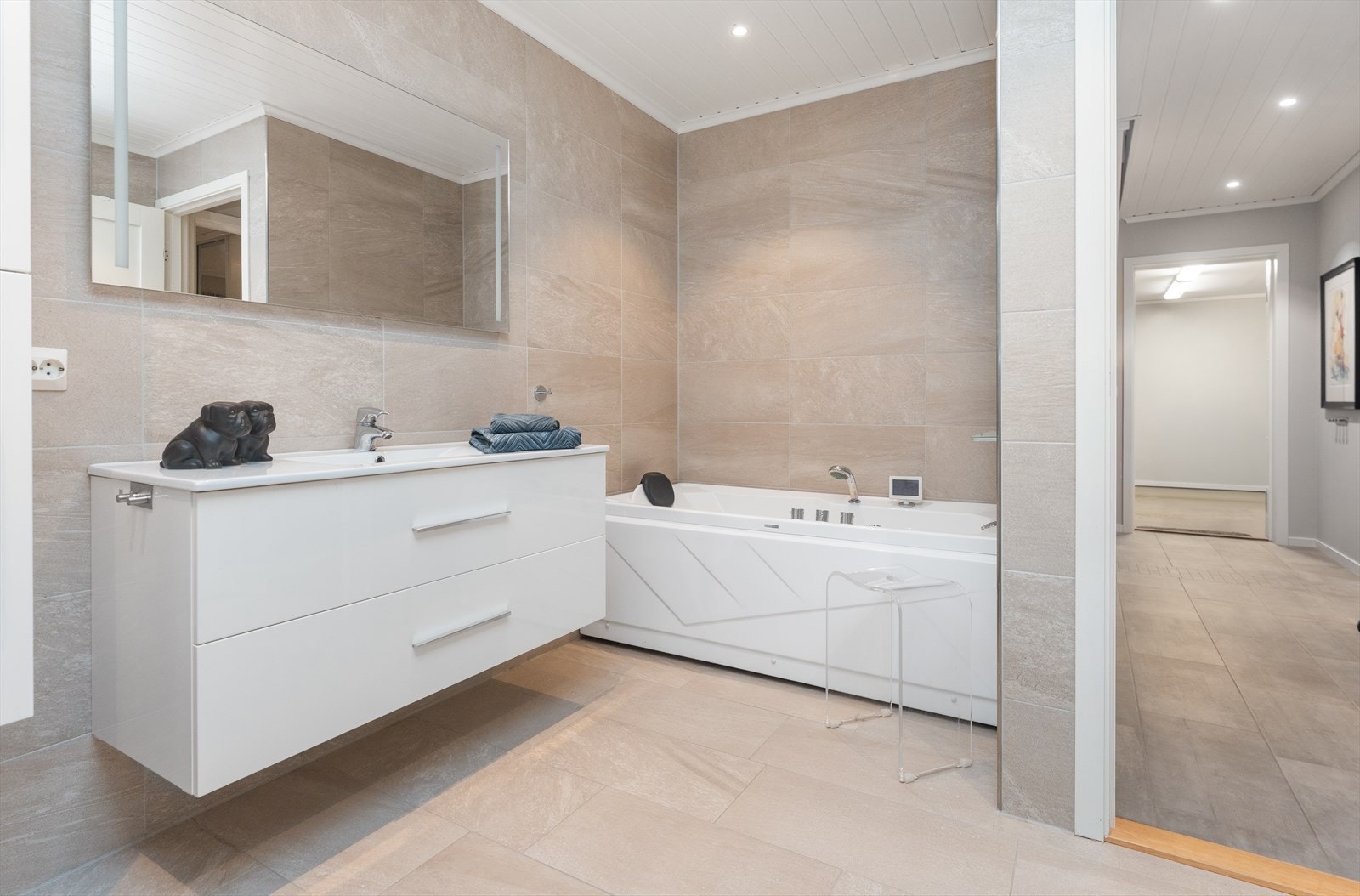 Lekkert baderom med dusj og badekar Galleribilde