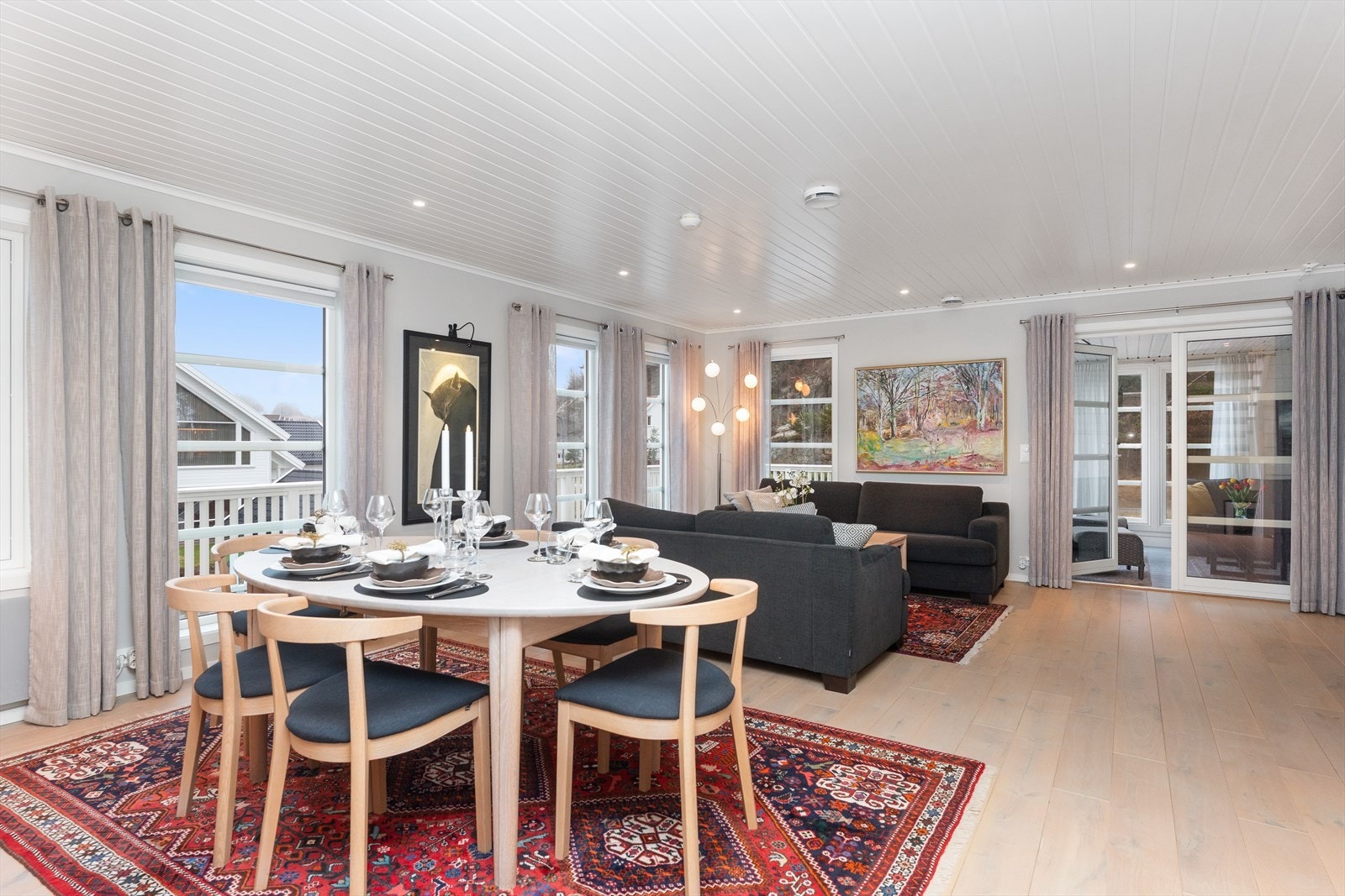 Her er det romslig stue/kjøkken i åpen løsning Galleribilde