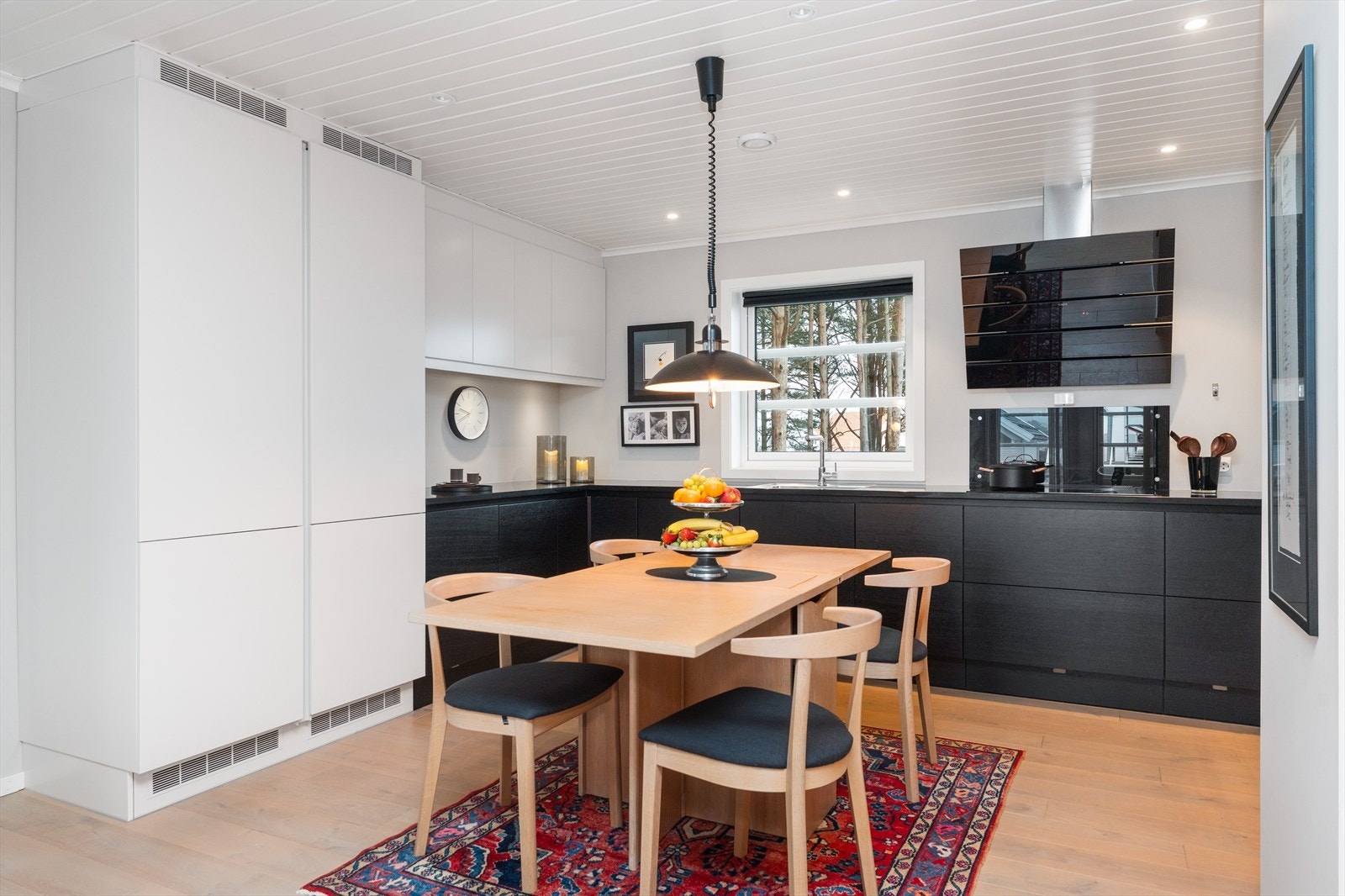 Stort kjøkken med god benke- og skapplass Galleribilde