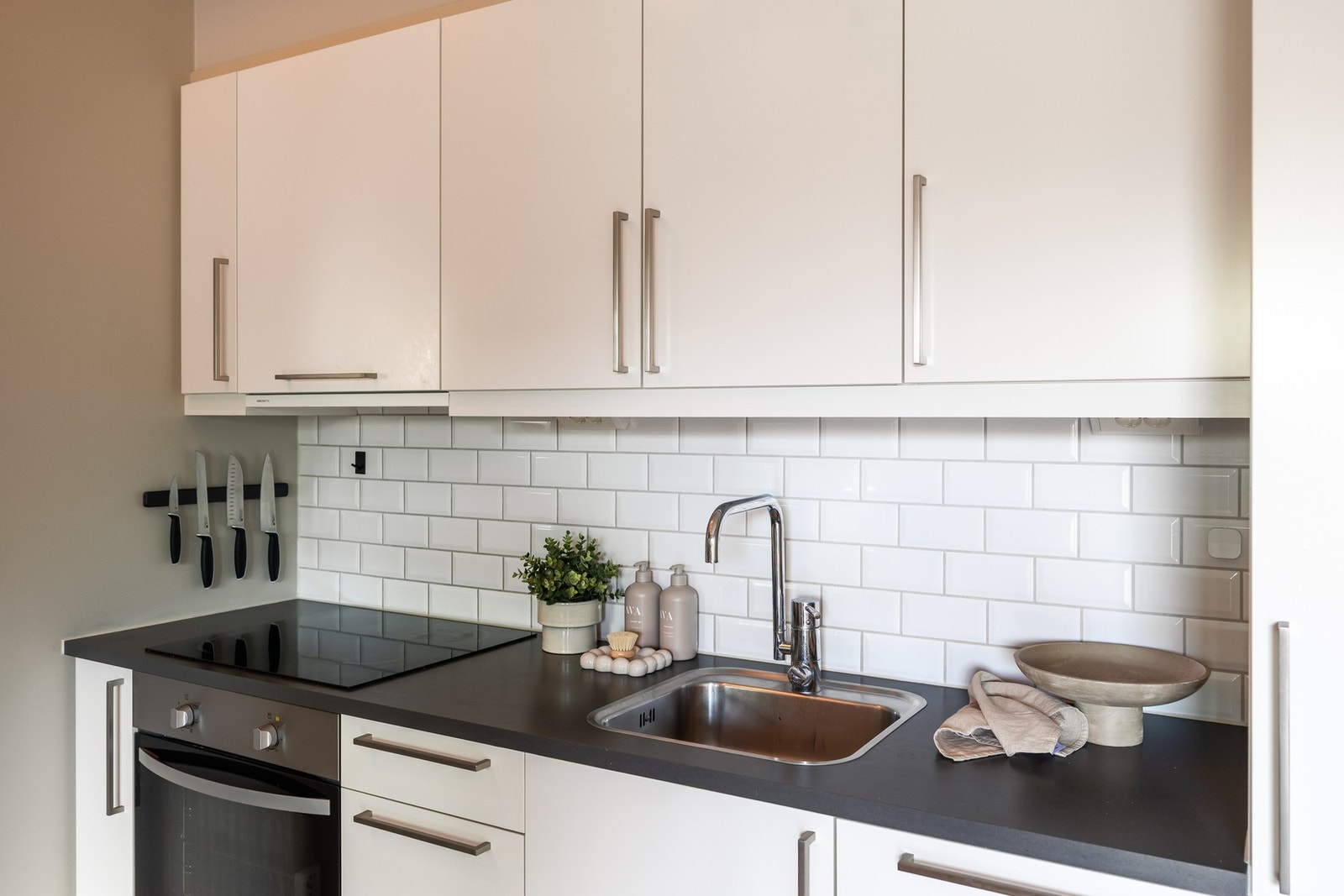 Kjøkkenet har god oppbevaringsplass og er utstyrt med integrerte hvitevarer som komfyr, platetopp, oppvaskmaskin, kjøl- og fryseskap. Galleribilde