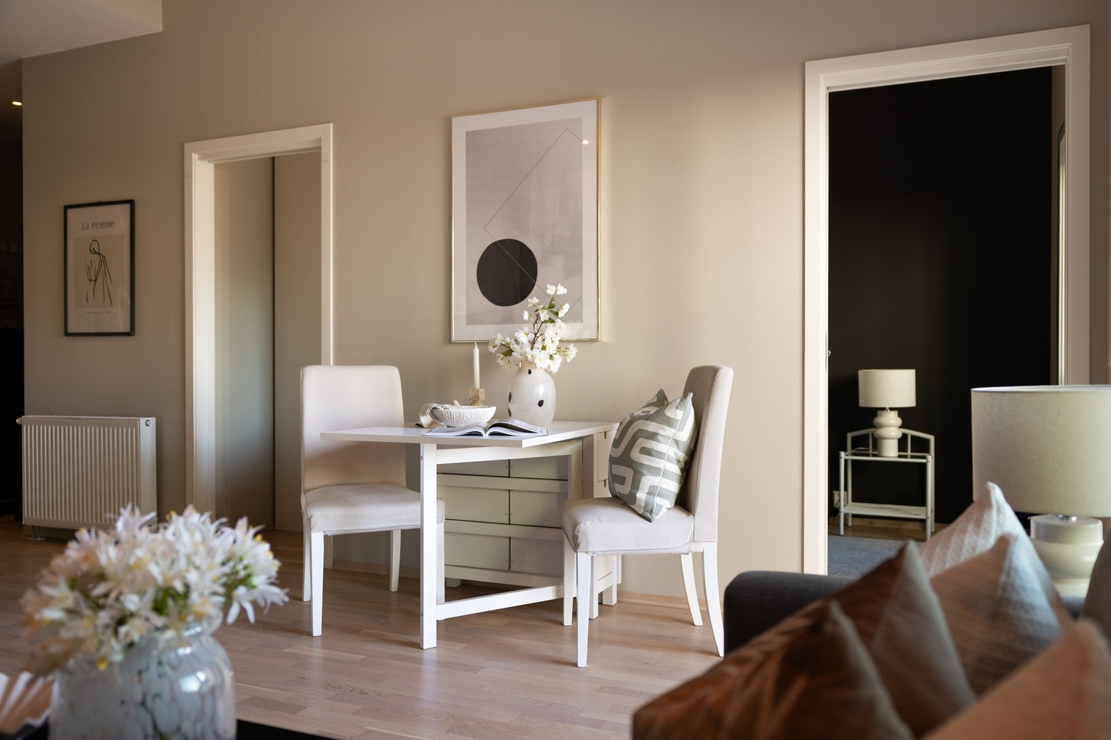 Balansert ventilasjon, god isolering og oppvarming via fjernvarme bidrar til et behagelig inneklima og lave bokostnader. Sameiet besørger for øvrig også kabel-TV og internett. Galleribilde