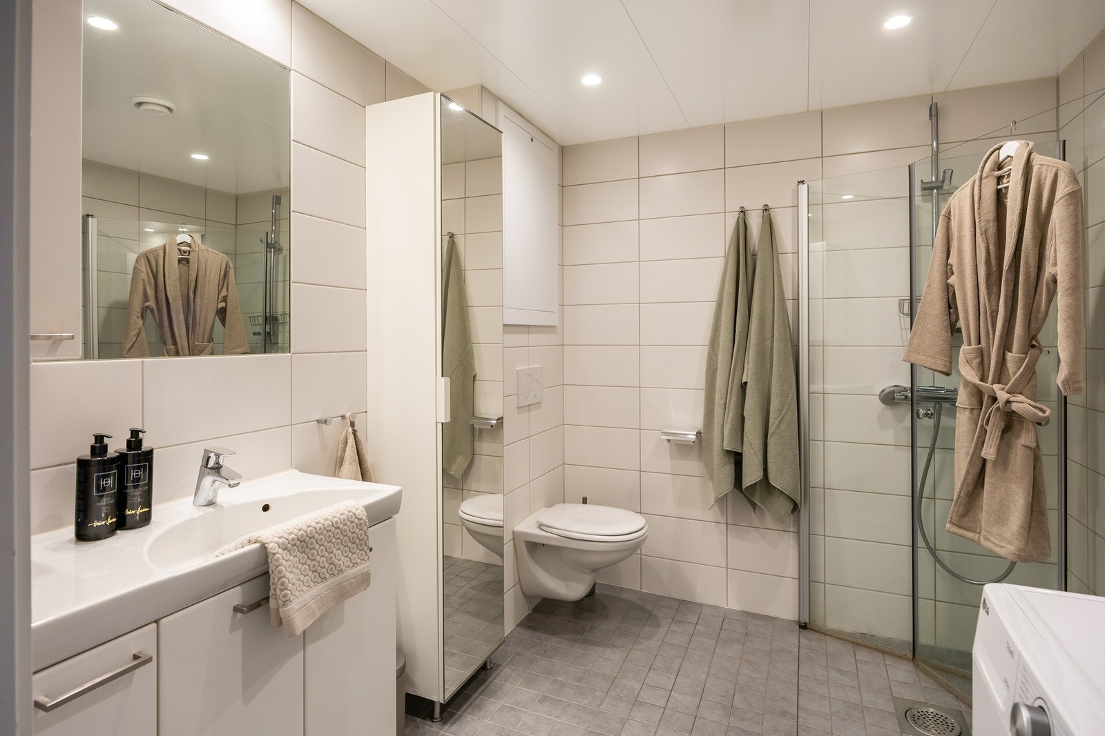 Her har man behagelig oppvarming via varmekabler i gulv og eget opplegg for vaskemaskin. Galleribilde