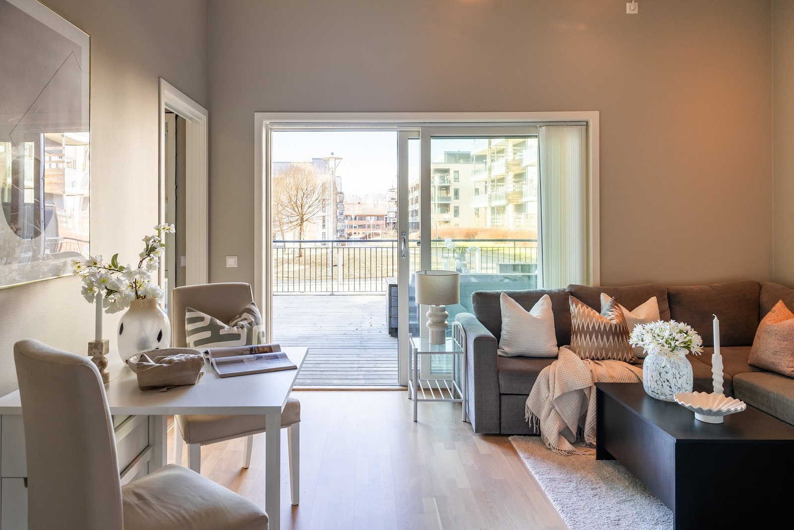 Boligen ble ferdigstilt i 2017 og nyter godt av en moderne standard hvor det er lagt stor vekt på kvalitet og komfort både innvendig og utvendig. Galleribilde