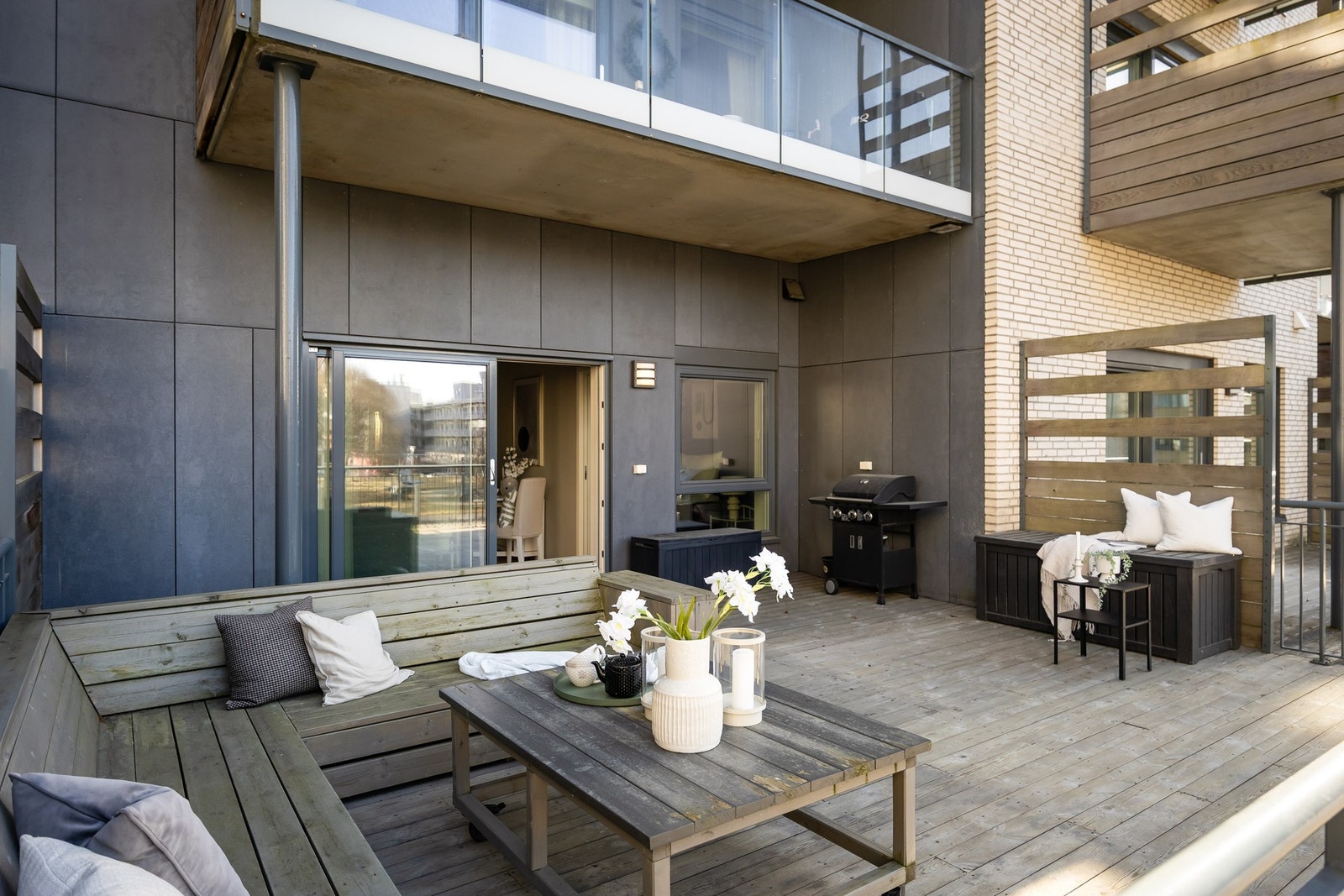 Man har svært god plass for diverse utemøbler og grill på terrassen. Galleribilde