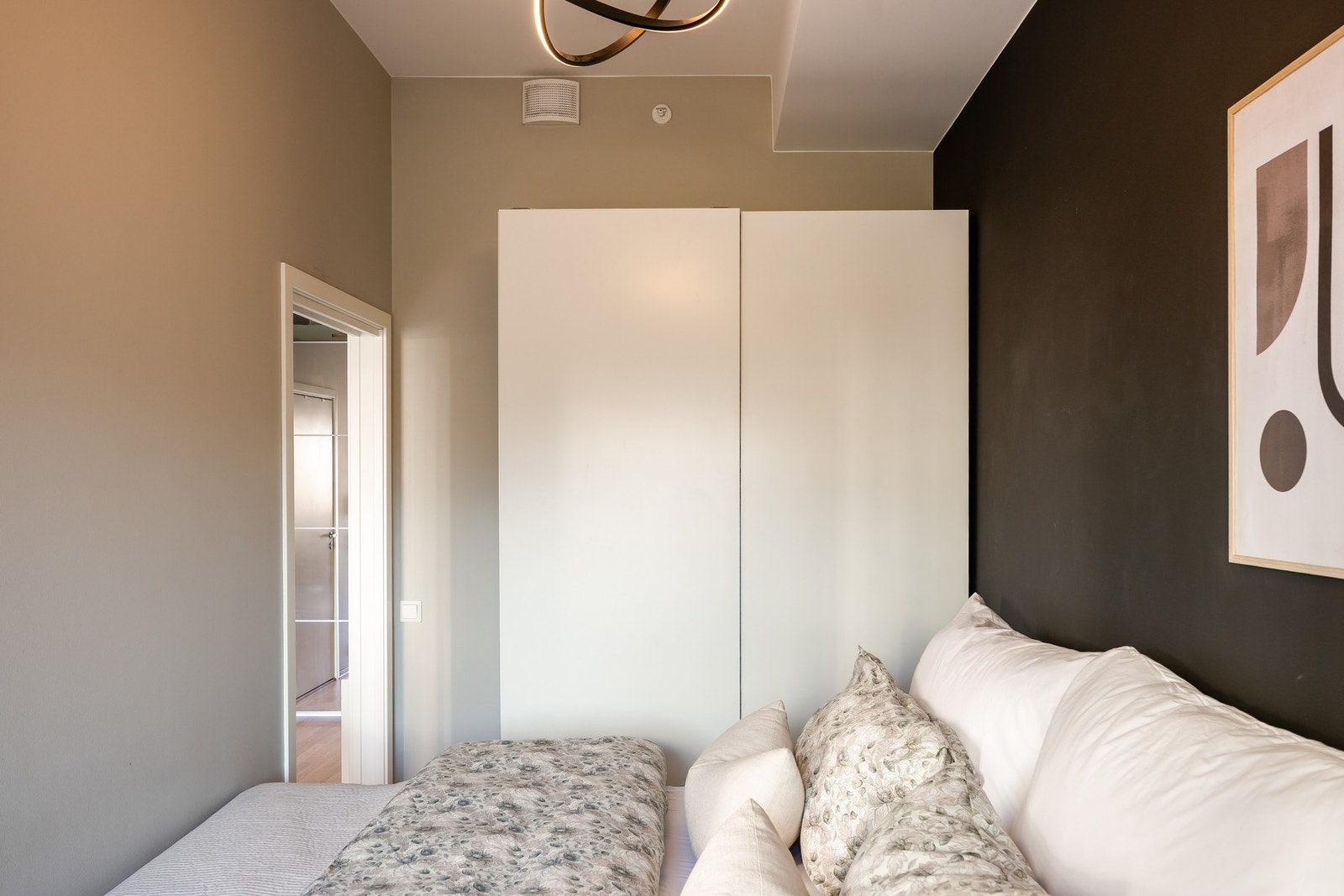 God plass til dobbeltseng med nattbord på hver side, i tillegg til praktisk garderobeskap som medfølger i handelen. Galleribilde