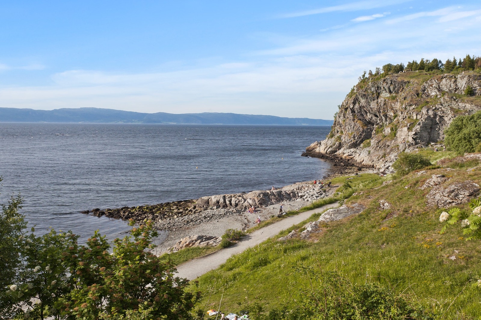 Kort vei fra leiligheten ligger Korsvika, Ringvebukta og Ladestien som er flotte utgangspunkt for tur, bading og strandliv. Galleribilde