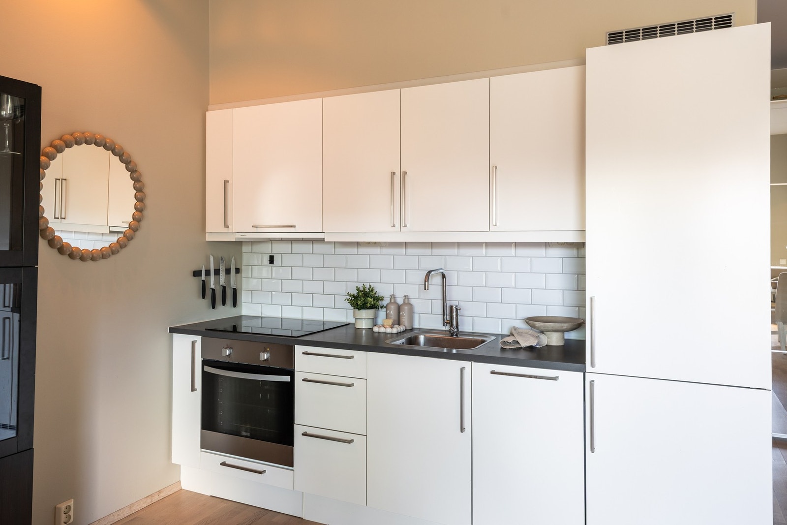 Funksjonelt og moderne kjøkken med nøytrale fargevalg fra kvalitetsleverandøren HTH. Galleribilde