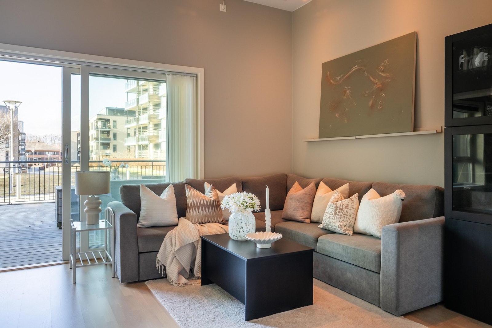 Lys og luftig stue på ca. 20 kvm med åpen løsning mot kjøkken. Galleribilde