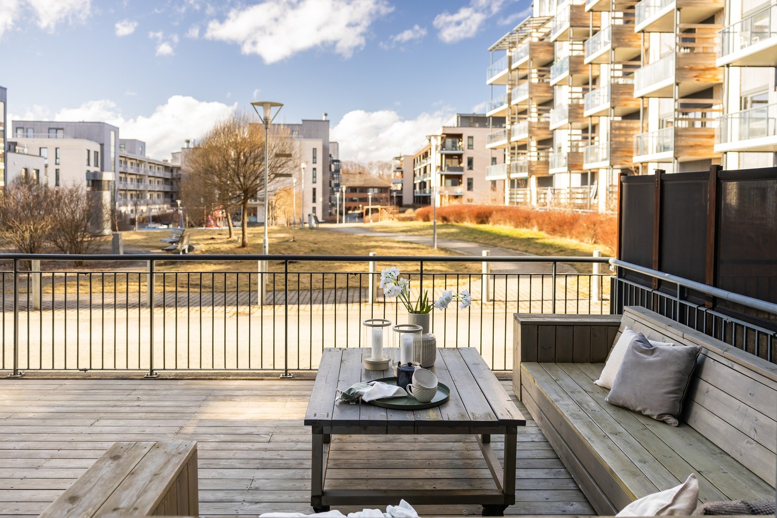 Fra stue har man direkte utgang til en markterrasse på hele 35 kvm som utvider leiligheten betraktelig på finværsdager. Galleribilde