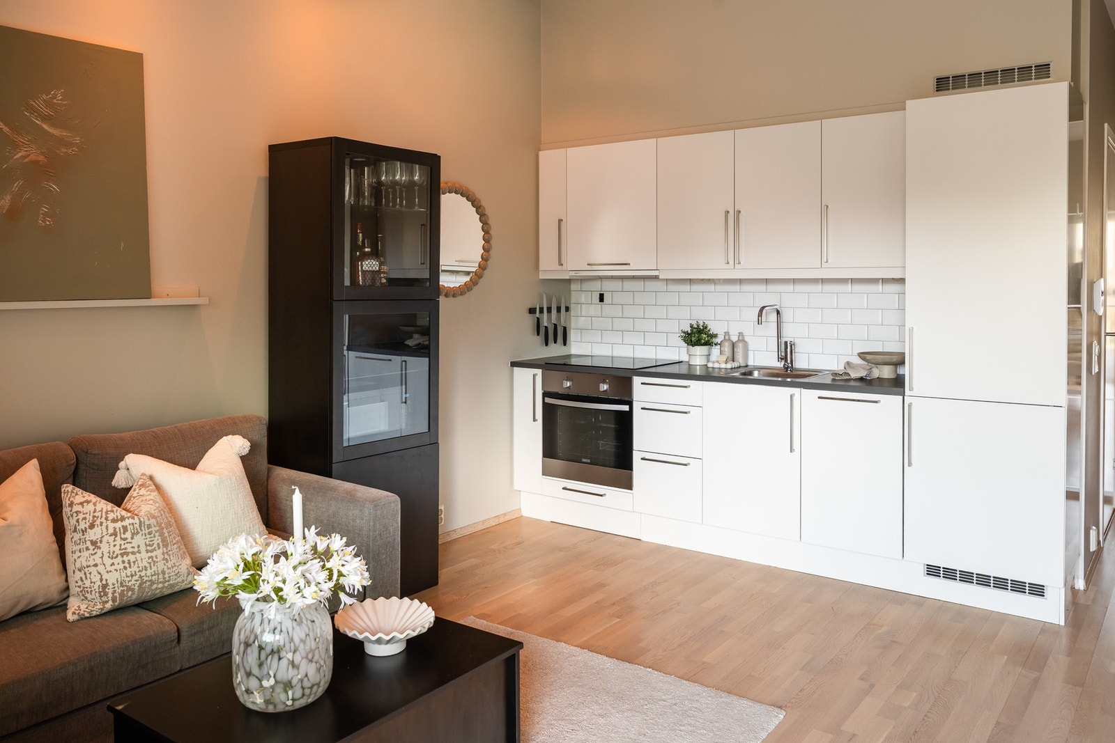 Særdeles god takhøyde på stue (ca 305 cm), samt utstrakte vindusflater bidrar til godt med naturlig dagslys i leiligheten og en behagelig romfølelse. Galleribilde