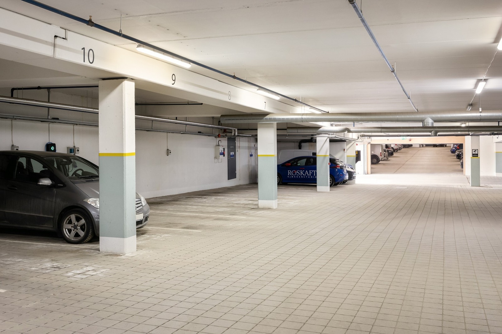 Leiligheten er lettstelt og passer ypperlig for de som ønsker en enkel hverdag. Tilrettelagt med bl.a. renholdstjeneste, vaktmester, heis og ikke minst parkering i oppvarmet garasjeanlegg. Galleribilde