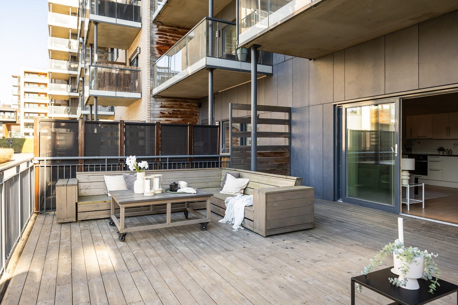 Uteplassen ligger vestvendt og har ypperlige solforhold på ettermiddag- og kveldstid. Galleribilde