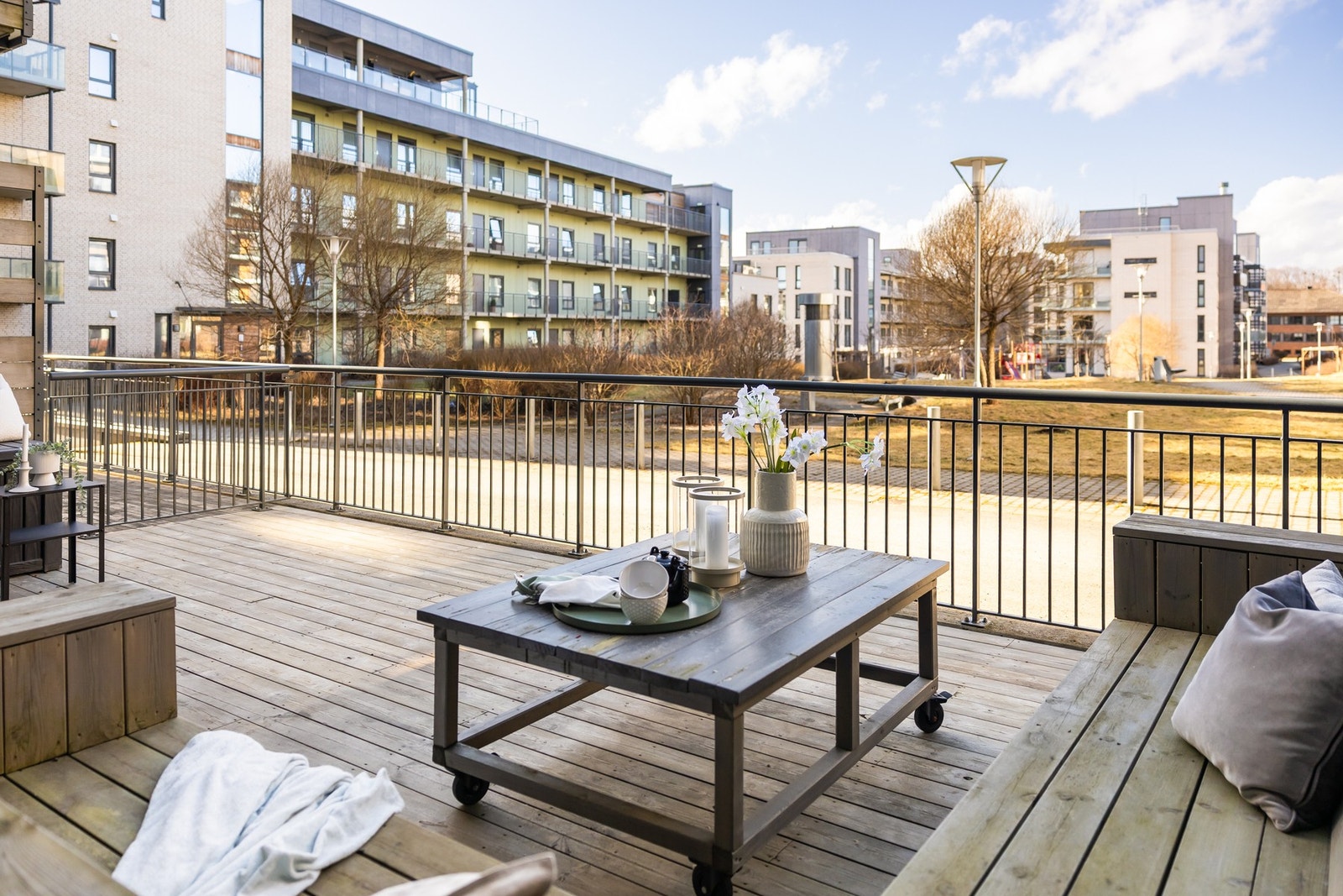 Terrassen ligger rolig til vendt ut mot et grønt og åpent friområde, helt tilbaketrukket fra trafikk. Galleribilde