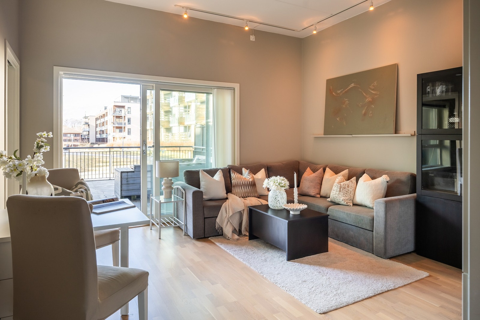 Velkommen til en særdeles flott 2-roms selveierleilighet med utmerket beliggenhet på populære Lade. Galleribilde