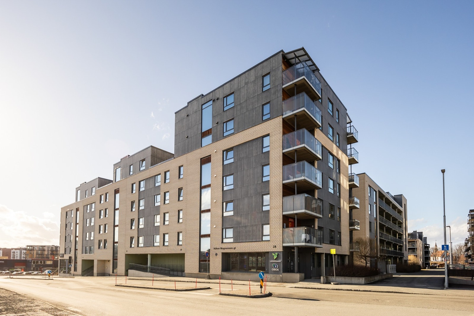 Leiligheten har en glimrende beliggenhet på idylliske Lade med enkel tilgang på varer og tjenester med City Lade som nermeste nabo, men likevel tilbaketrukket med nærhet til flotte tur- og rekreasjonsmuligheter. Galleribilde