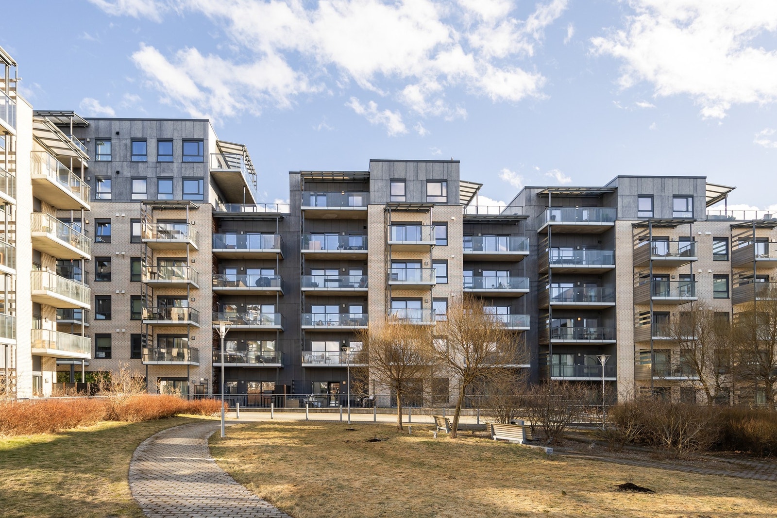 Boligen både innvendig og utvendig holder en moderne og tidsriktig standard fra byggeår 2017. Galleribilde