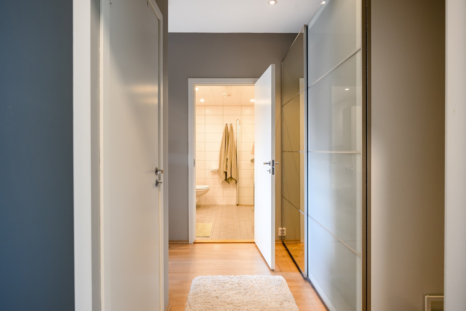 Fra boligens entré har man direkte adgang til en bod på 2 kvm. I tillegg finnes det sportsbod i kjeller. Galleribilde