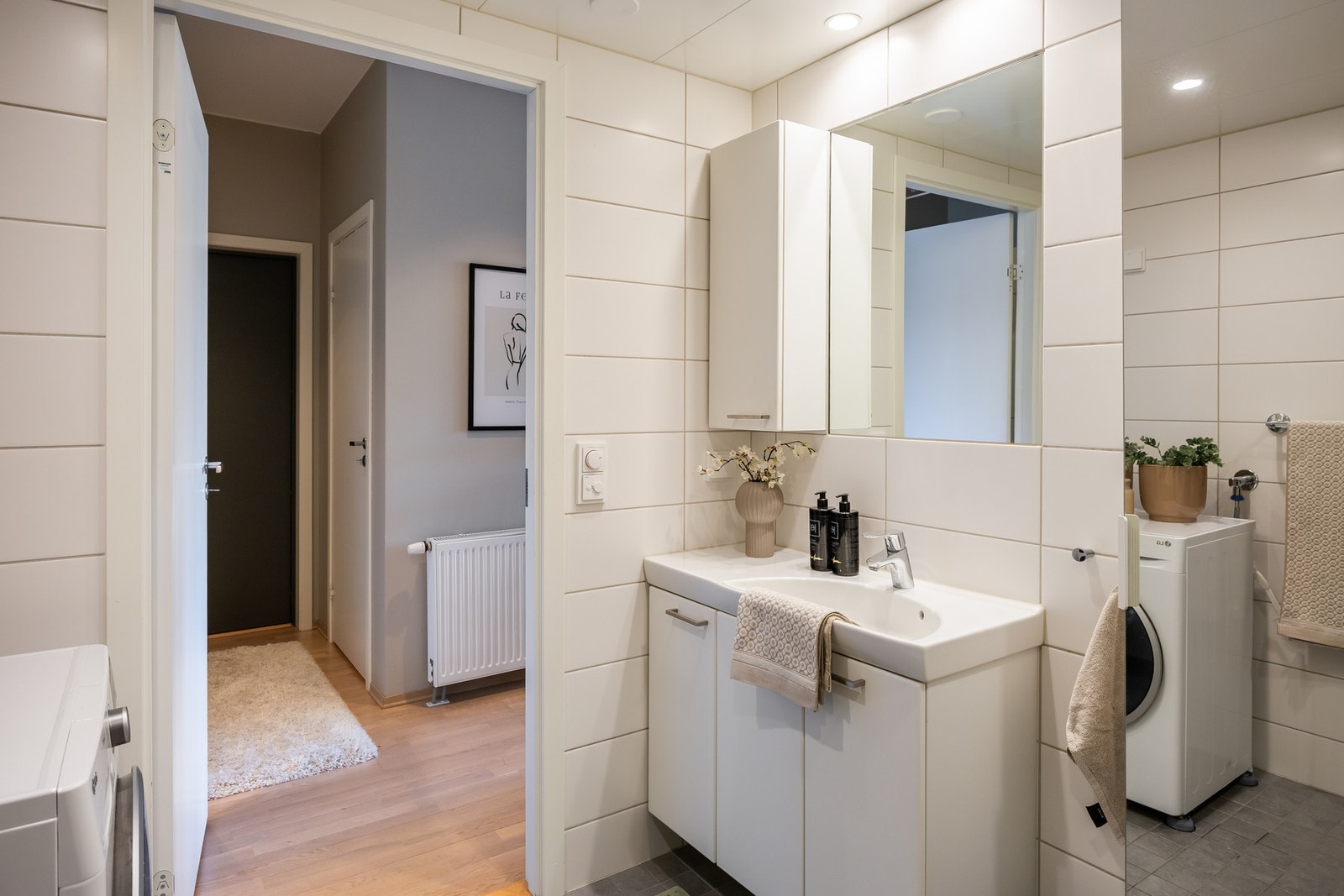 Av utstyr har man vegghengt toalett, innredning med oppbevaringsplass og romslig dusjnisje med innfellbare glassdører. Galleribilde