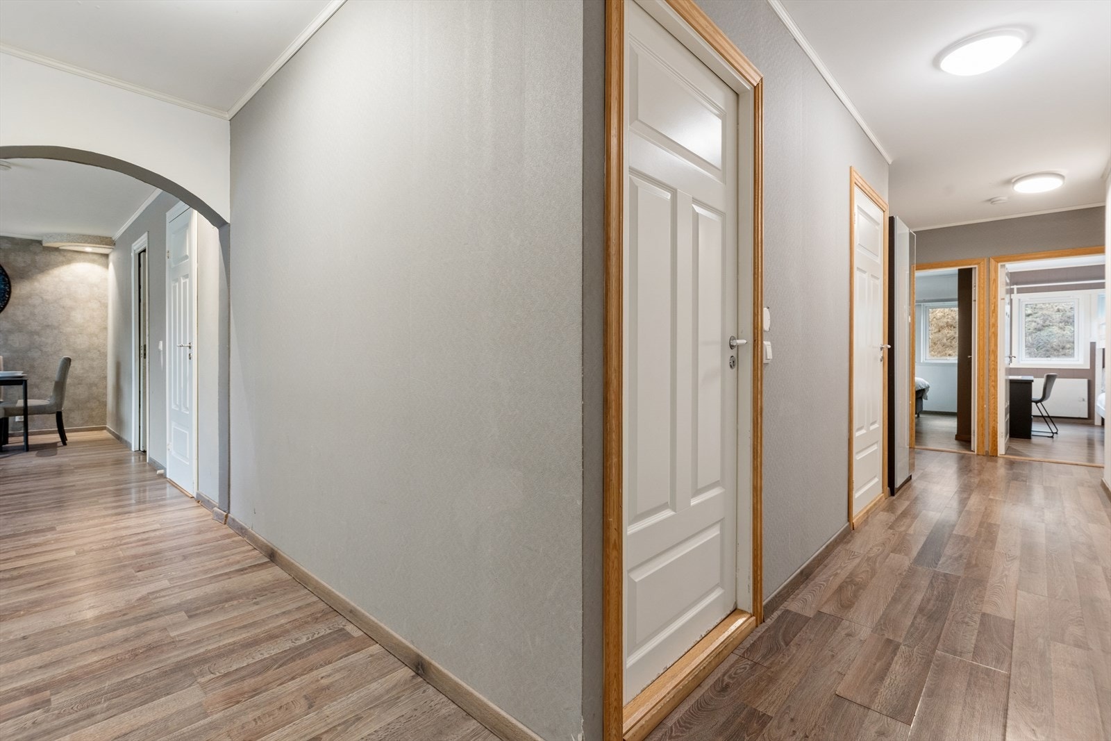 Entréen fungerer som et praktisk knutepunkt i leiligheten, med enkel tilgang til boligens ulike rom. Galleribilde