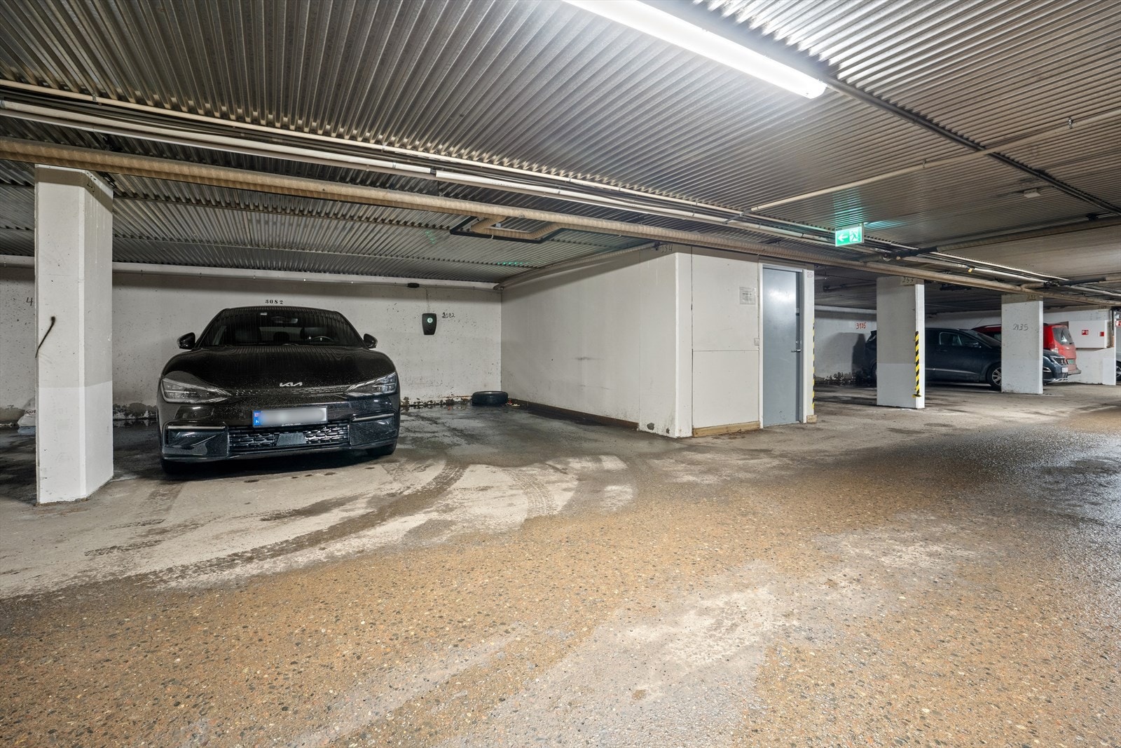 Med leiligheten medfølger det en fast biloppstillingsplass i felles garasjeanlegg. Galleribilde