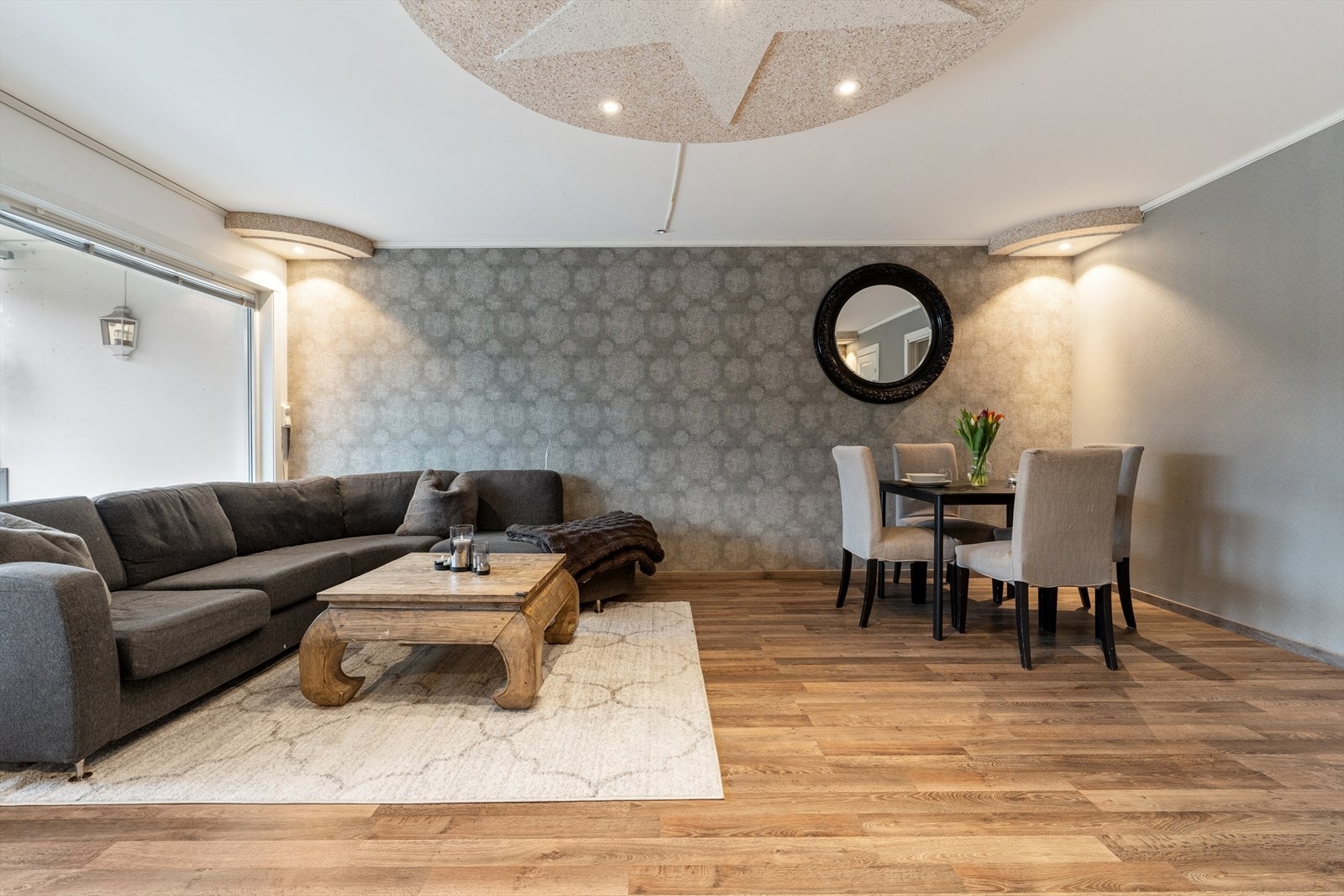 Stuen er romslig og kan enkelt møbleres med både TV-krok og en trivelig spiseplass. Galleribilde