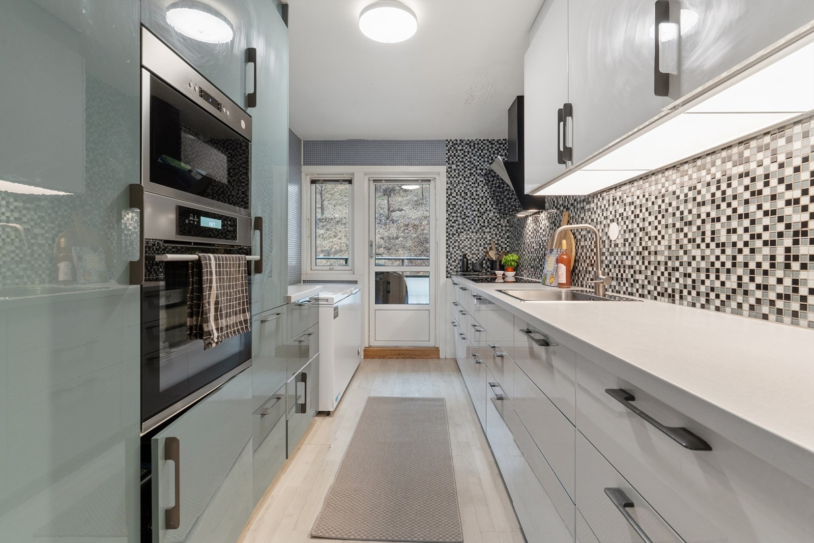 Av hvitevarer er det installert kjøl-/fryseskap, oppvaskmaskin, platetopp og stekeovn. Galleribilde