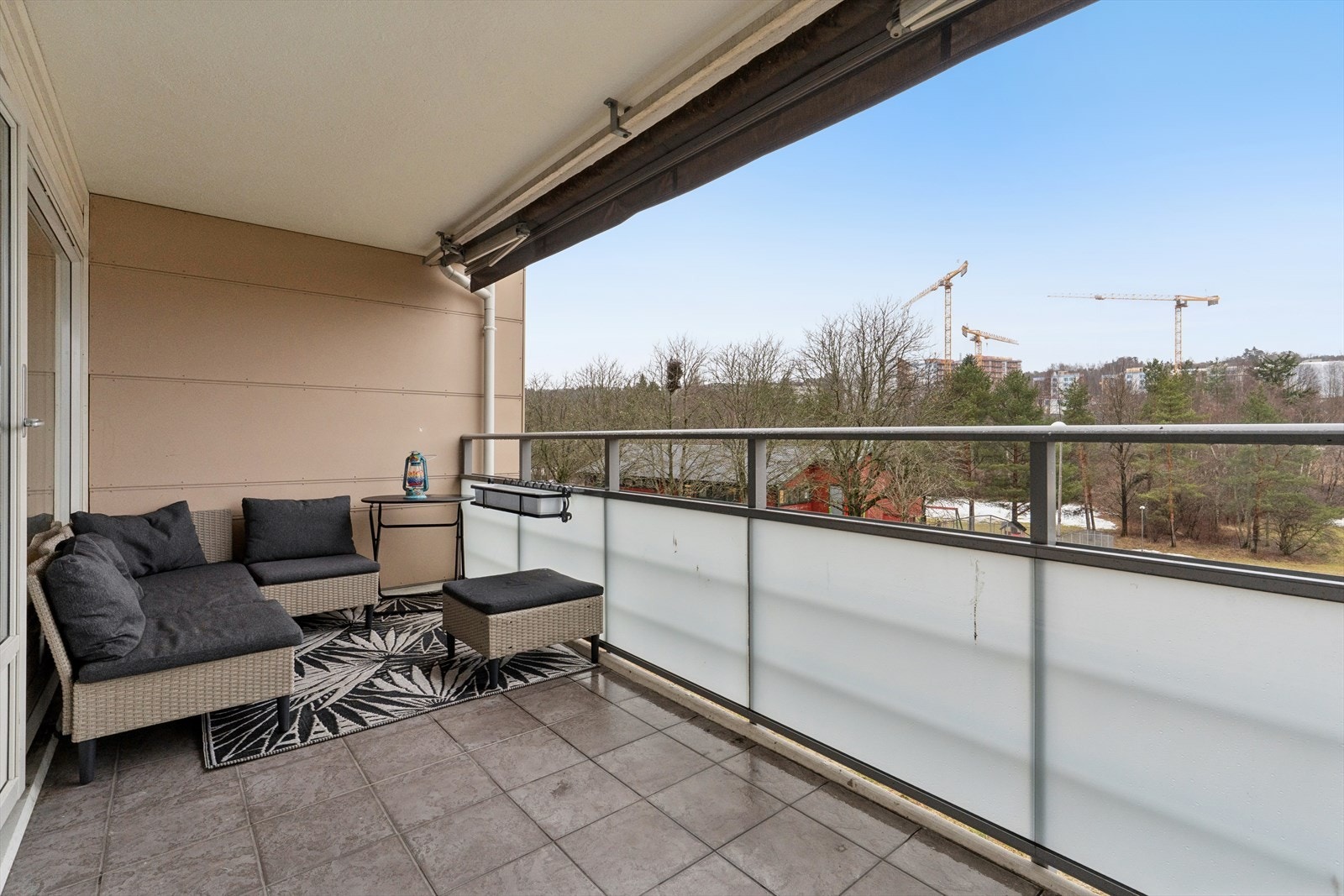 Balkongen er på rundt 10 kvm og gir god plass til en hyggelig sittegruppe. Galleribilde