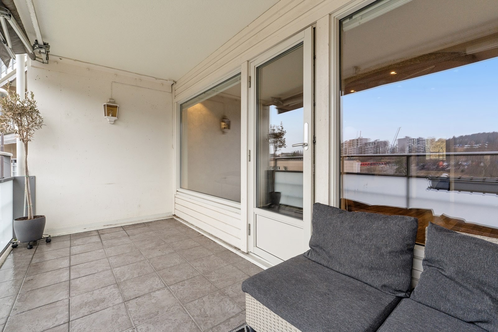 Stuen har direkte utgang til en av boligens to balkonger som gir en fin overgang mellom inne- og uteområdet. Galleribilde