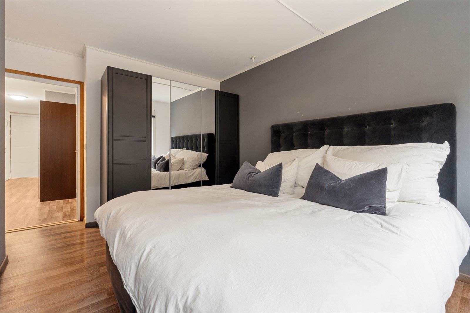 Hovedsoverommet er romslig, med god plass til dobbeltseng og ønsket møblement. Galleribilde