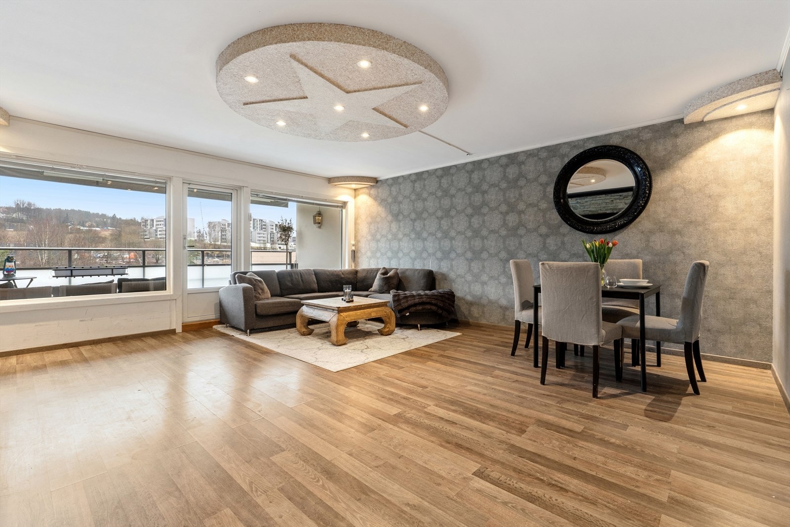 Boligen har en gjennomgående planløsning med store vindusflater som slipper inn godt med naturlig lys. Galleribilde