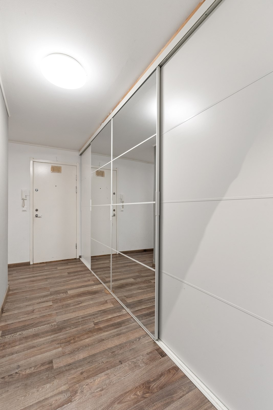 Velkommen inn ønskes av en lys og romslig entré med et stort skyvedørskap som sørger for rikelig med oppbevaringsplass. Galleribilde