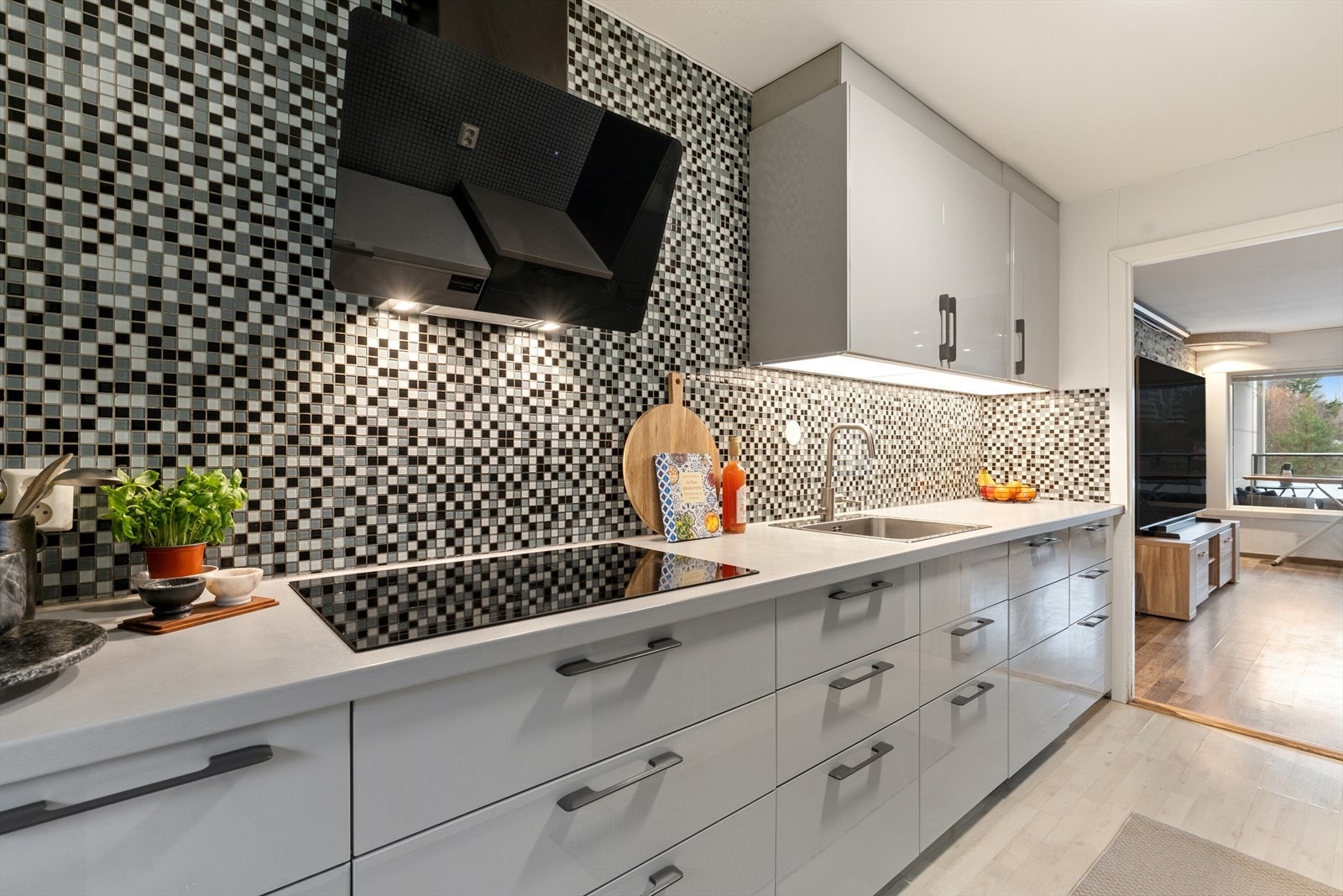 God skap- og benkeplass gir rom for både matlaging og praktisk oppbevaring. Galleribilde