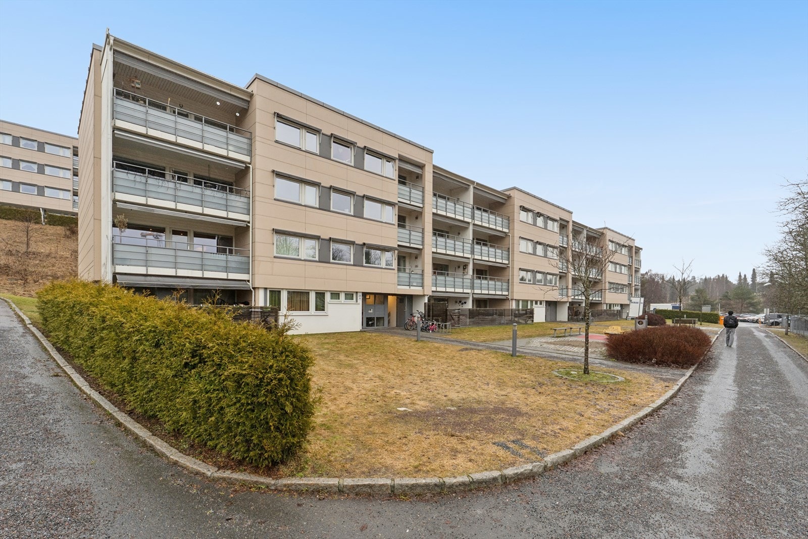 Lys og romslig 5-roms leilighet i et rolig og barnevennlig område på Høybråten, med nærhet til skoler, barnehager, dagligvareforretninger, offentlig kommunikasjon og et bredt utvalg av servicetilbud. Galleribilde